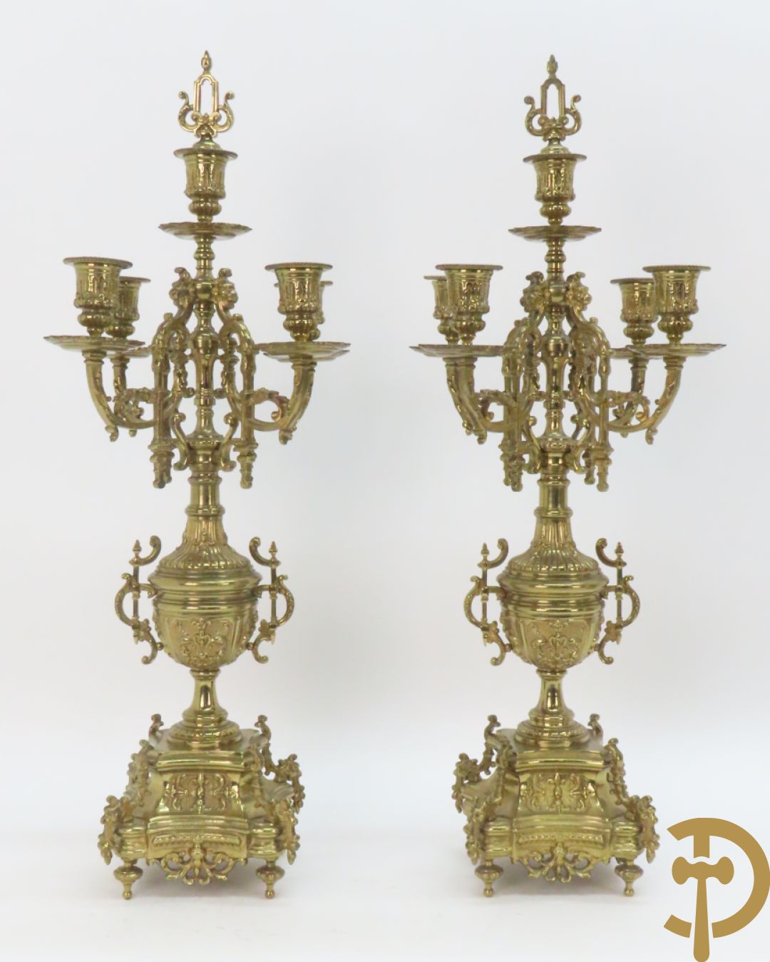 Driedelige koperen Neo Renaissance garnituur bestaande uit klok met amfoor bovenaan en Neo Renaissance motieven, Richond 11 Bd Mont Martre getekend - geflankeerd door paar vijfarmige kandelaars