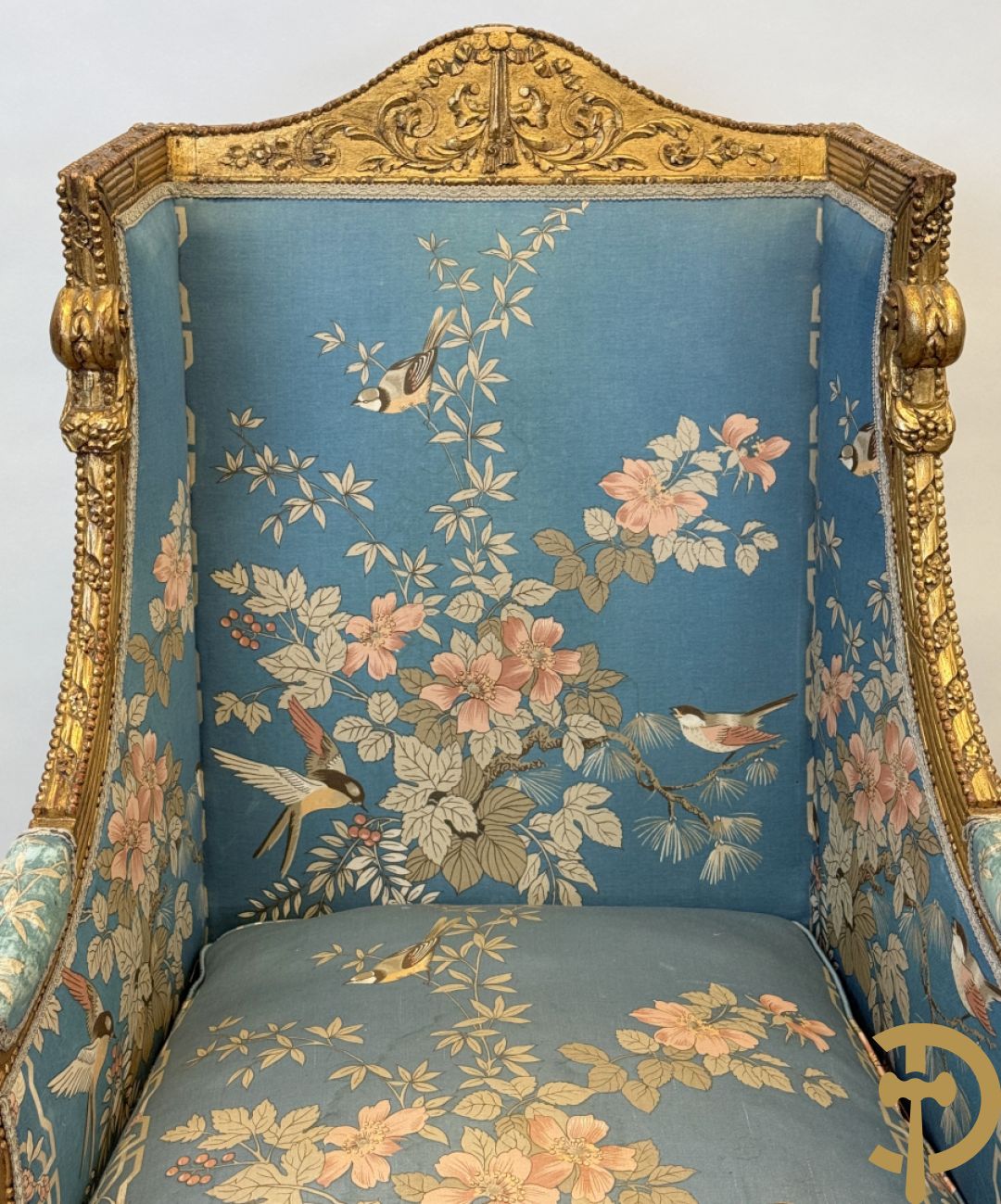 Twee vergulde bergères met gesculpteerde accanthusranken en guirlandes