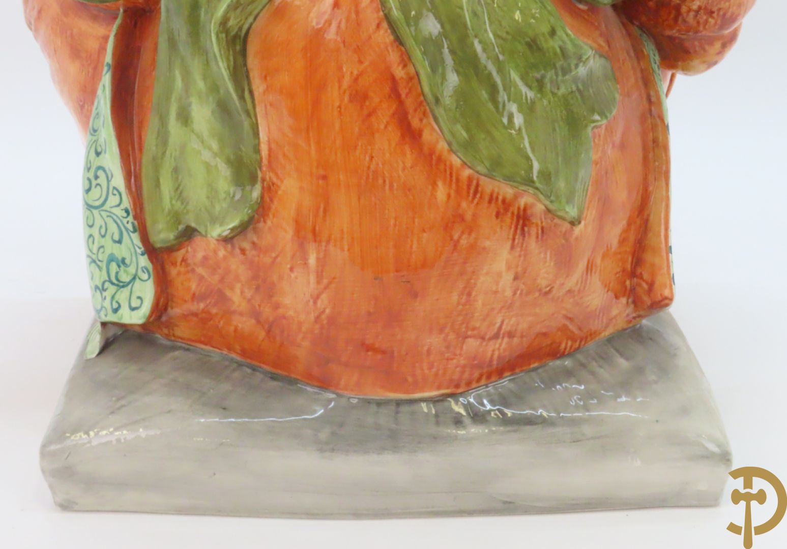 Twee Italiaanse beelden van oosterse dame met bloemen, getekend achteraan Polouioto en oosterse man met snaarinstrument in meerkleurige faience