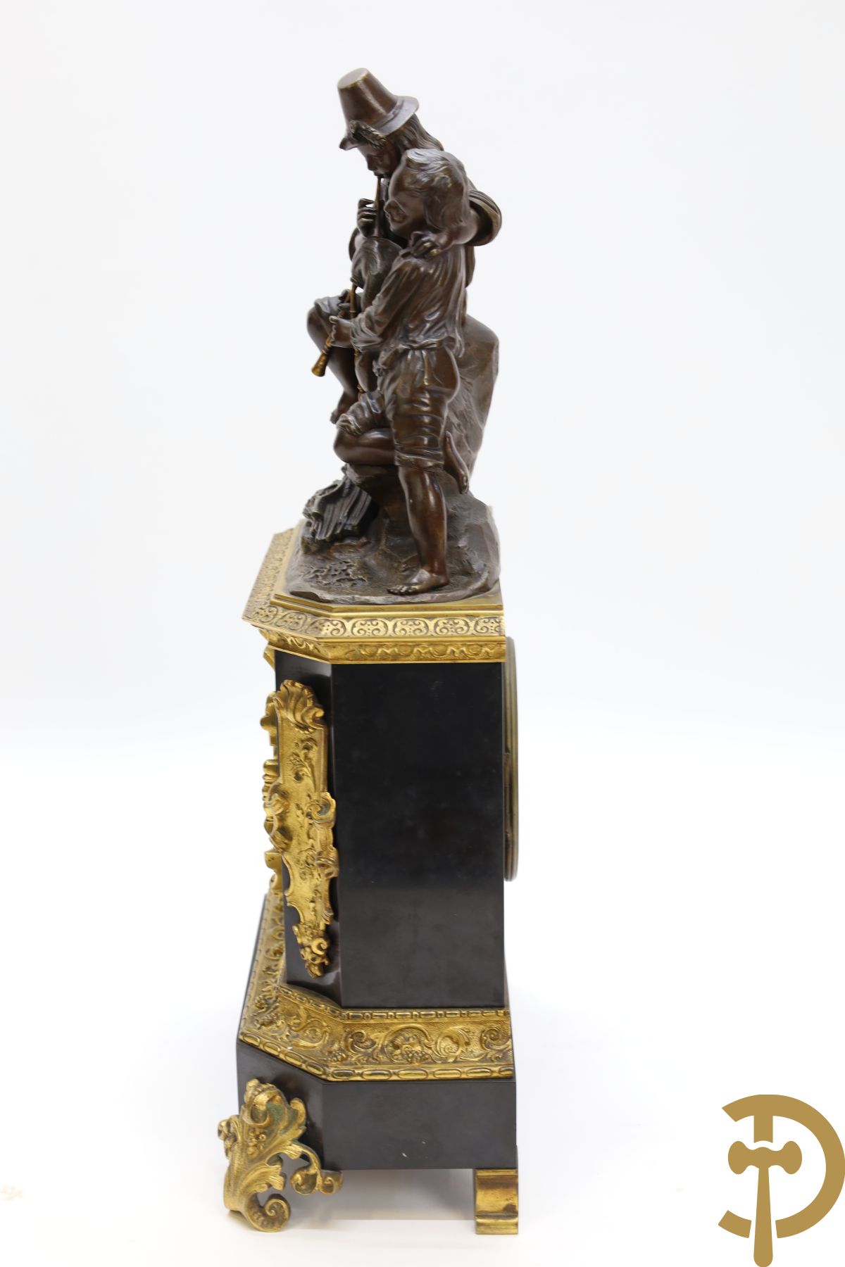 Zwart marmeren Napoleon III pendule bekroond met doedelzakspelers, Cotiny F. de bronzes à Bruxelles getekend