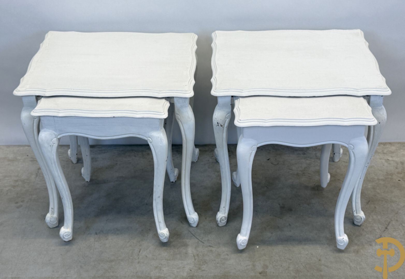 Drie ronde witgelakte bijzettafels op vierpikkel + 3 sets wit gelakte  inschuifbare cigognetafels + witgelakte butlertray