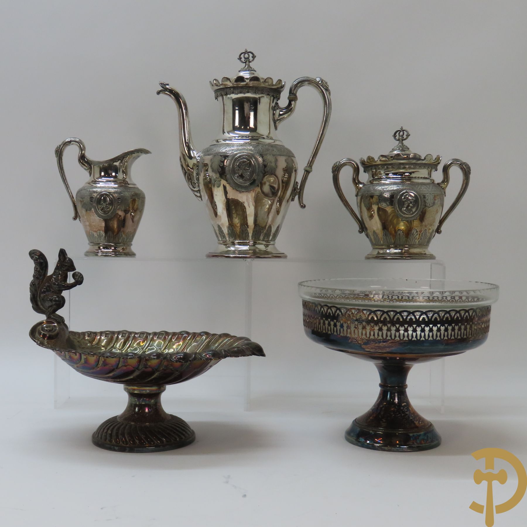 Verzilverd koffiestel MFD & Plated by Reed & Barton 2046 bestaande uit koffiekan, melkkan en suikerpot met ovale medaillons + verzilverde coupe met eekhoorn en rocaille + verzilverde coupe met glas + Verzilverde schenkkan met houten handvat