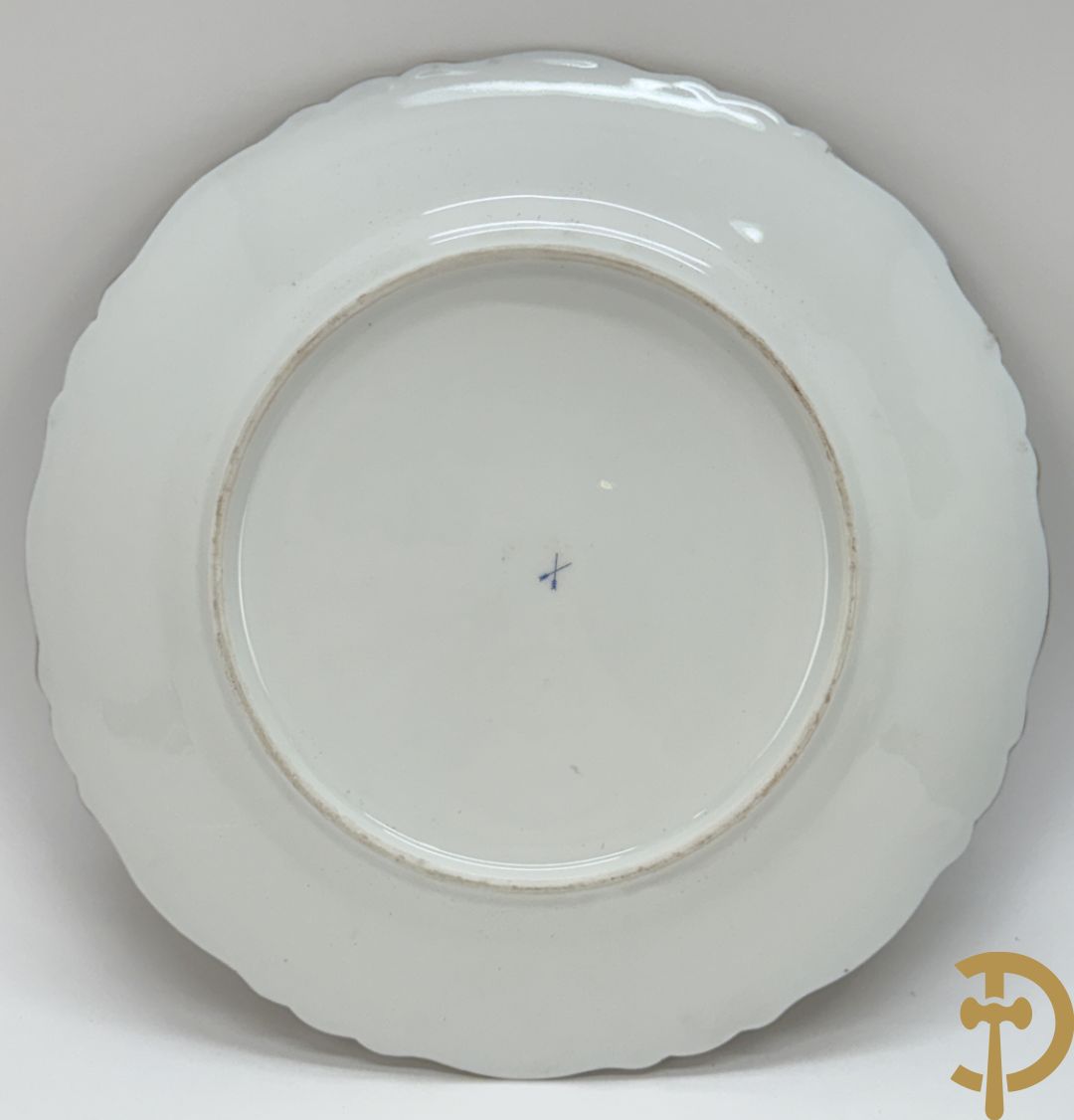 Paar porseleinen borden met ruitertafereel met vergulde omranding, getekend Rivière en Bourdier P., achteraan gemerkt met gekruiste pijlen