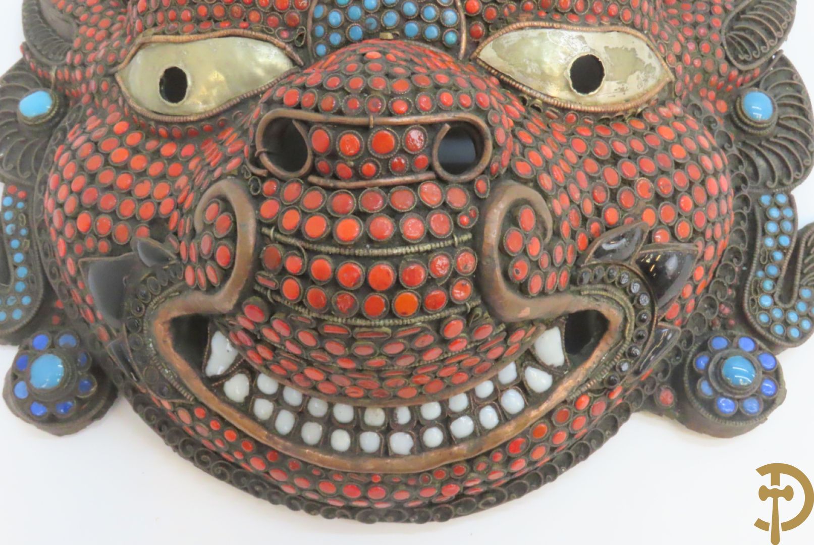 Paar Aziatische koperen maskers met cloisoné techniek