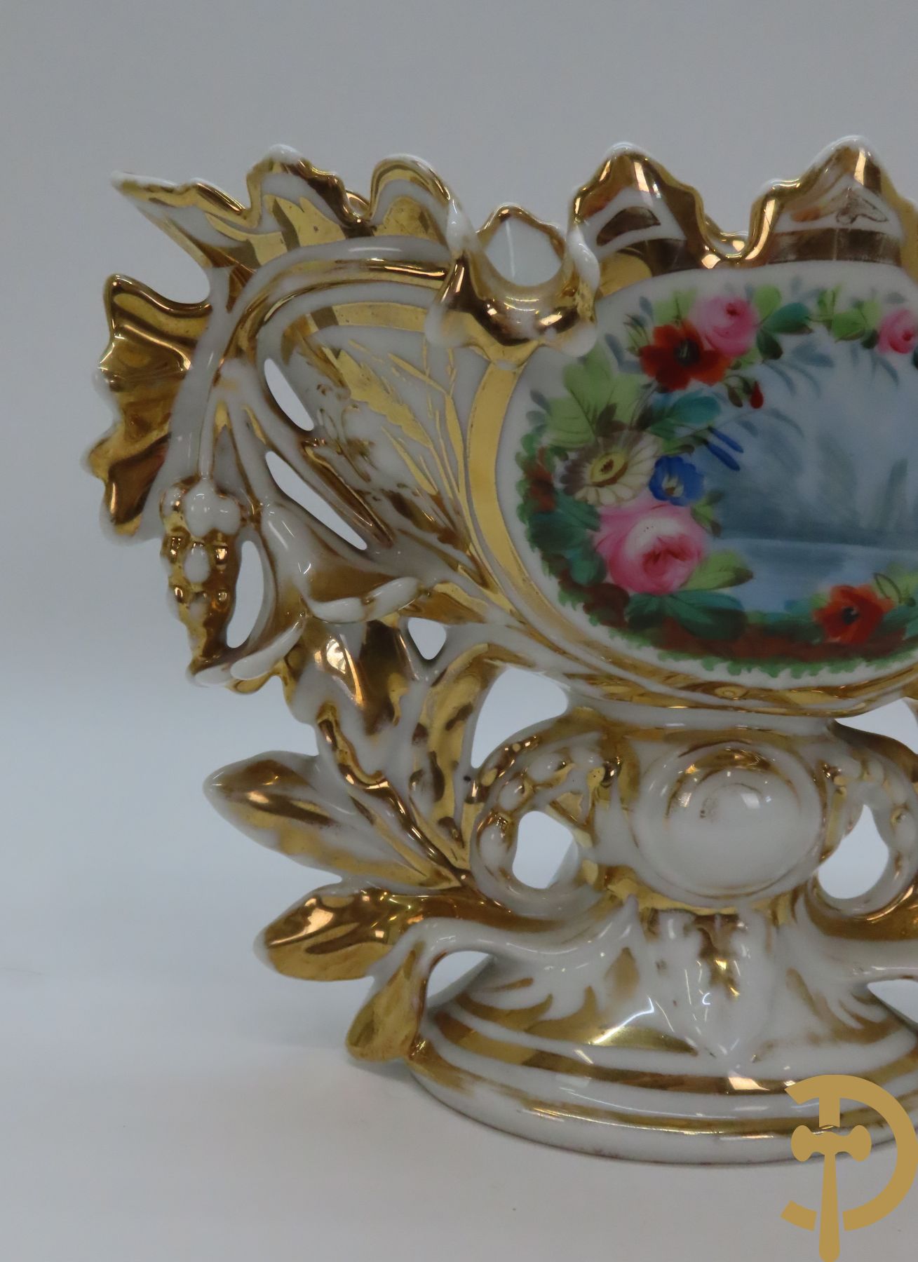 Porseleinen Franse cornetvaas geajoureerd met bloemenmotief, Vieux Paris + Vieux Paris coupe + porseleinen coupe met bloemenmotieven bezet