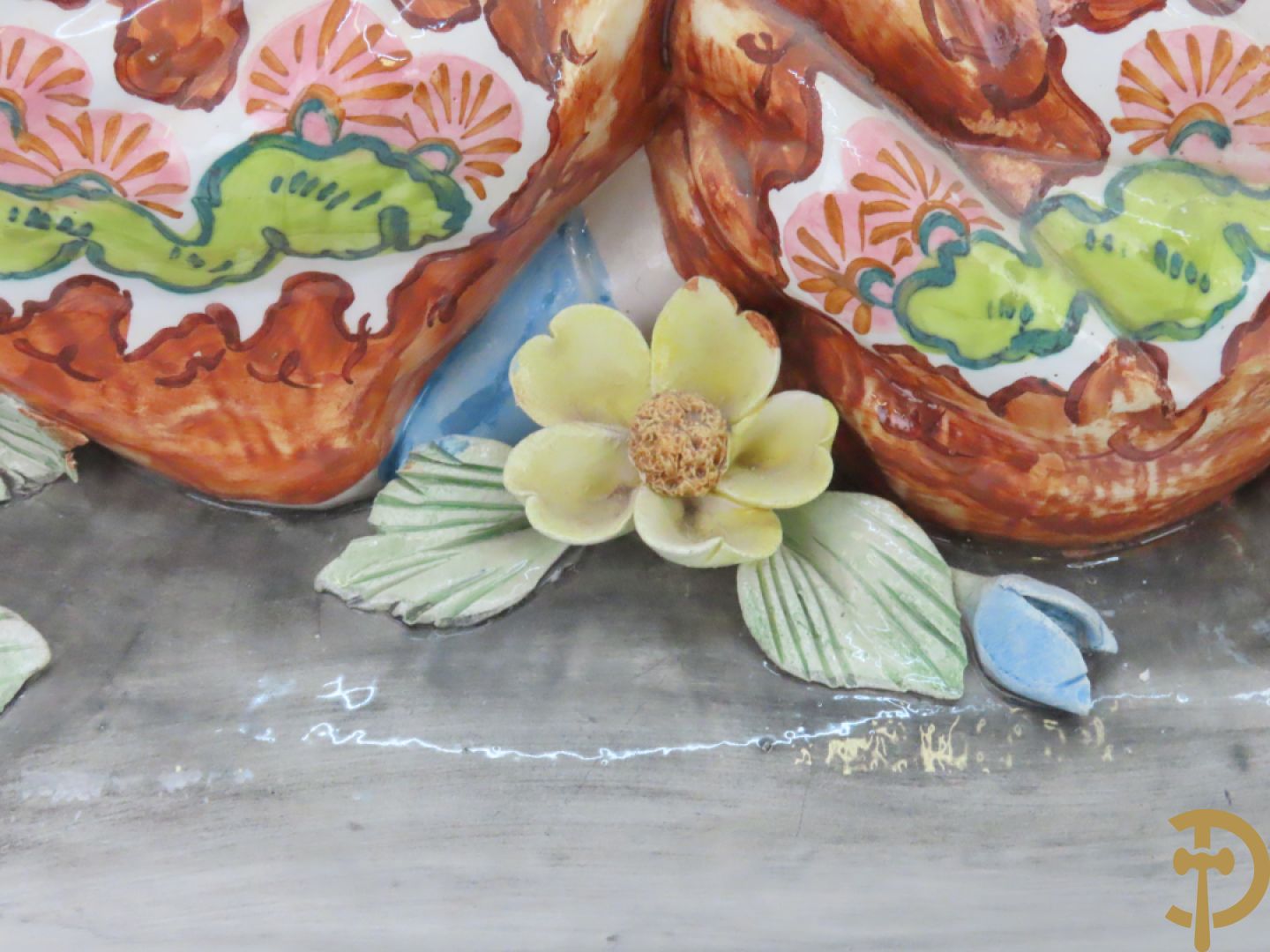 Twee Italiaanse beelden van oosterse dame met bloemen, getekend achteraan Polouioto en oosterse man met snaarinstrument in meerkleurige faience