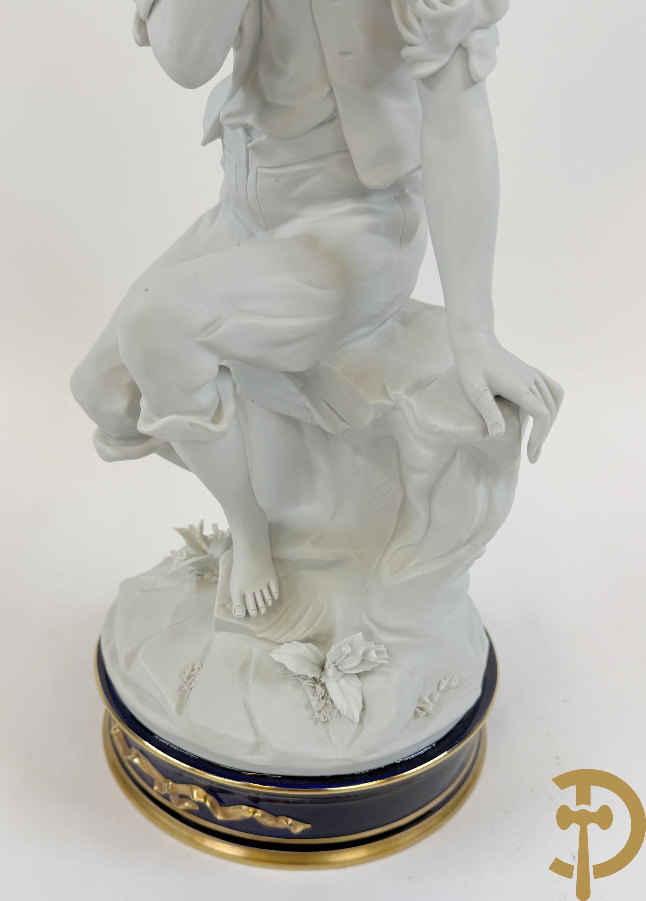 Italiaanse biscuitgroepen w.o. grote groep met 2 liggende naakte dames met zwaan, jongeman op rots, vioolspeler met edeldame, dame met kanten jurk en kinderen + Armani G. getekend 