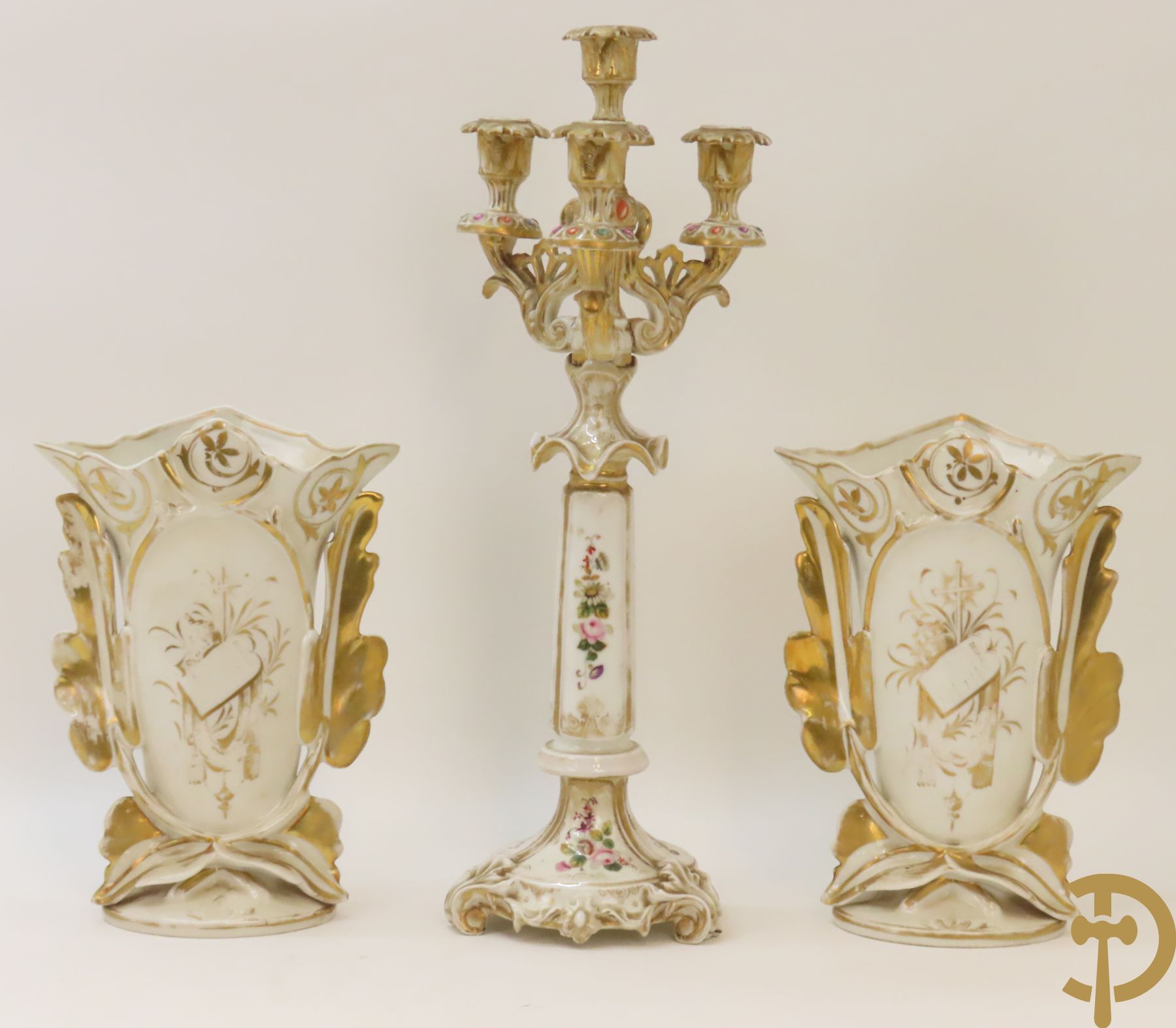 Porseleinen Vieux Paris vierarmige kandelaar met bloemen bezet + paar Vieux Bruxelles cornetvazen