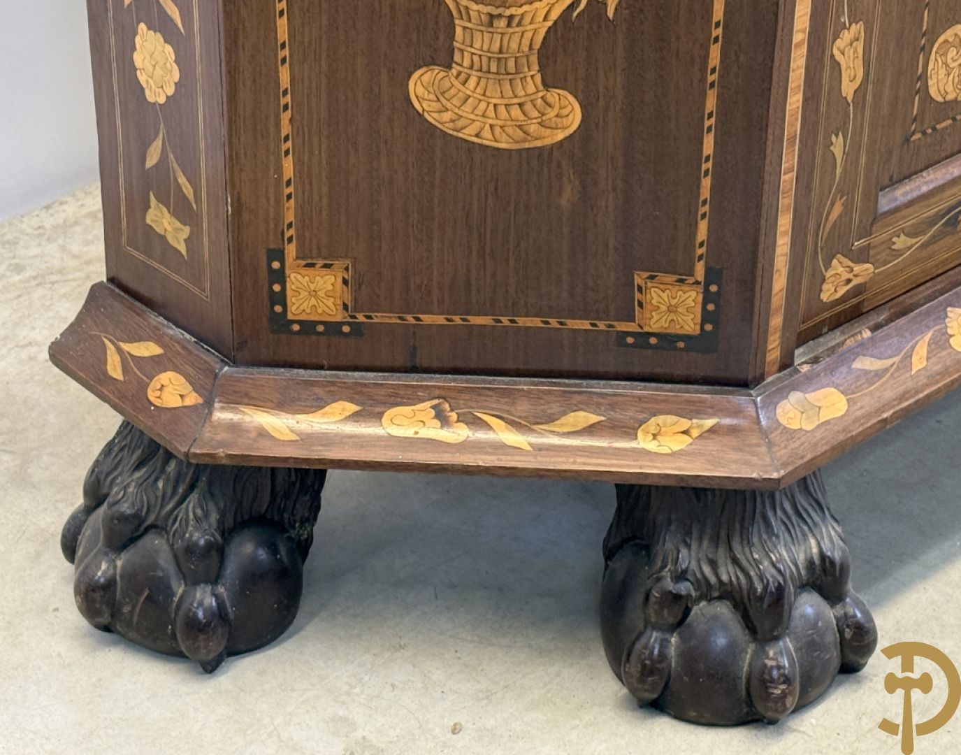 Hollandse vitrine met gemarketteerd bloementafereel, bovenaan met 2 beglaasde deuren en rocaille als kuif - onderaan met 2 gesloten deuren bezet met amforen, vogels en bloemenmarketterie