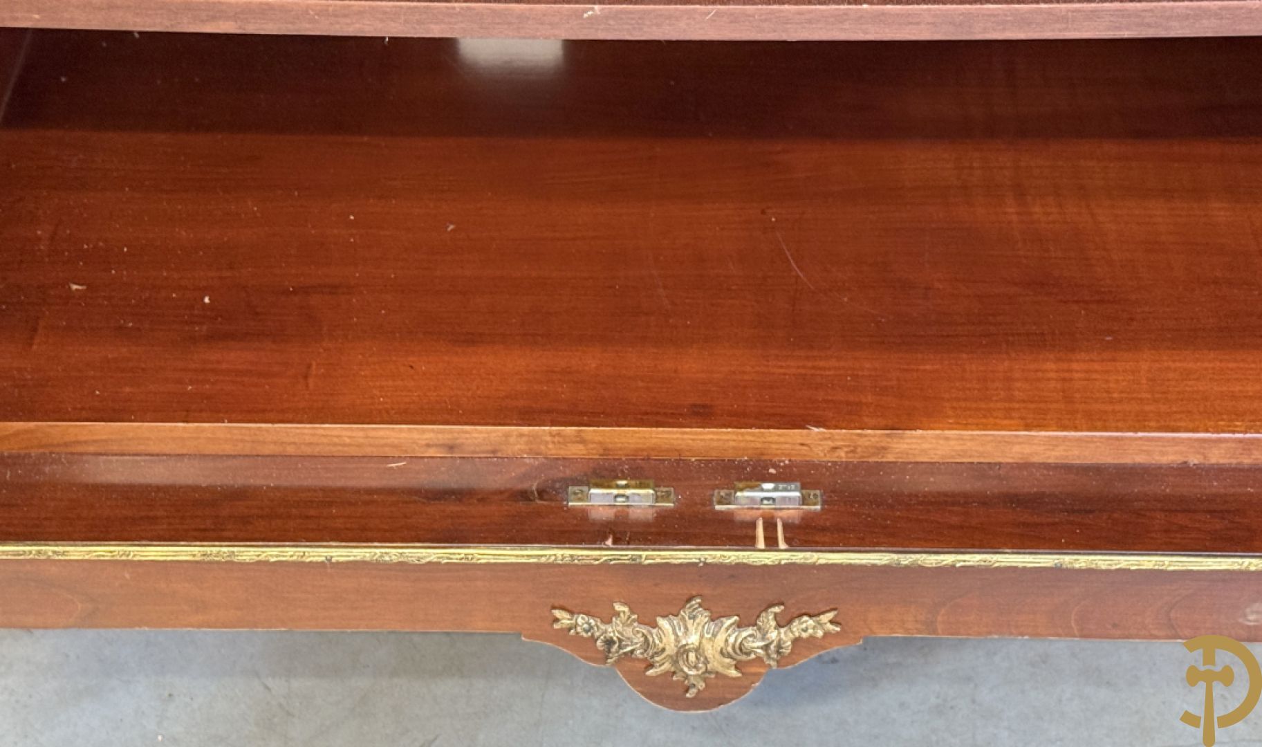 Notelaren tweedeurskast met bronsbeslag