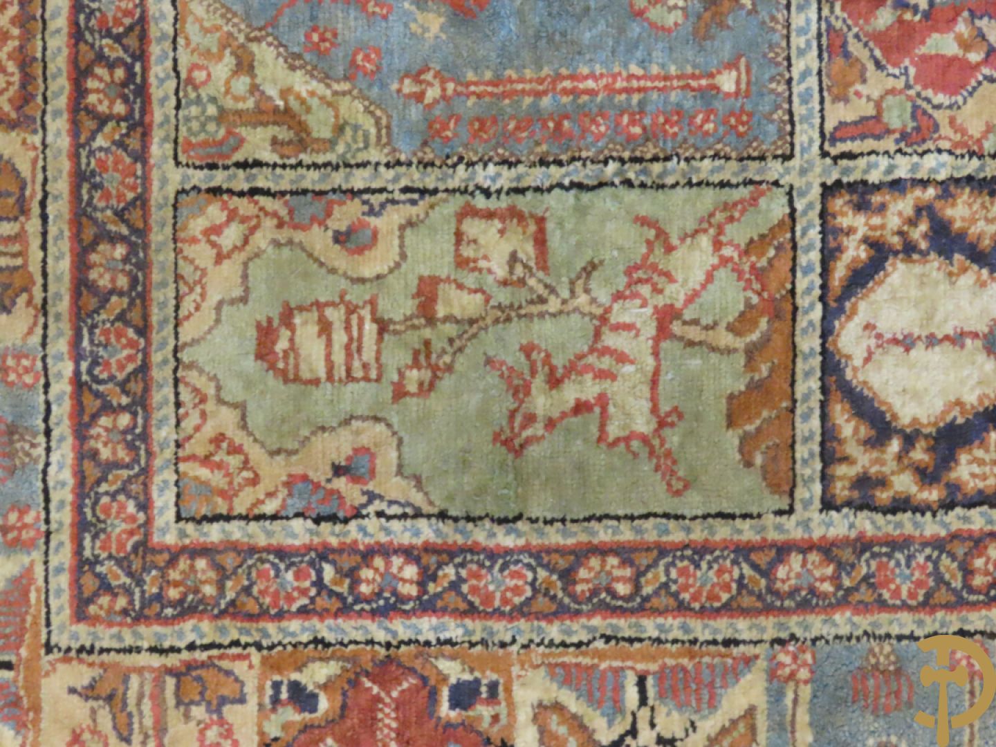 Oosters handgeknoopt tapijt met ruitvormige patronen met planten en dierenmotieven