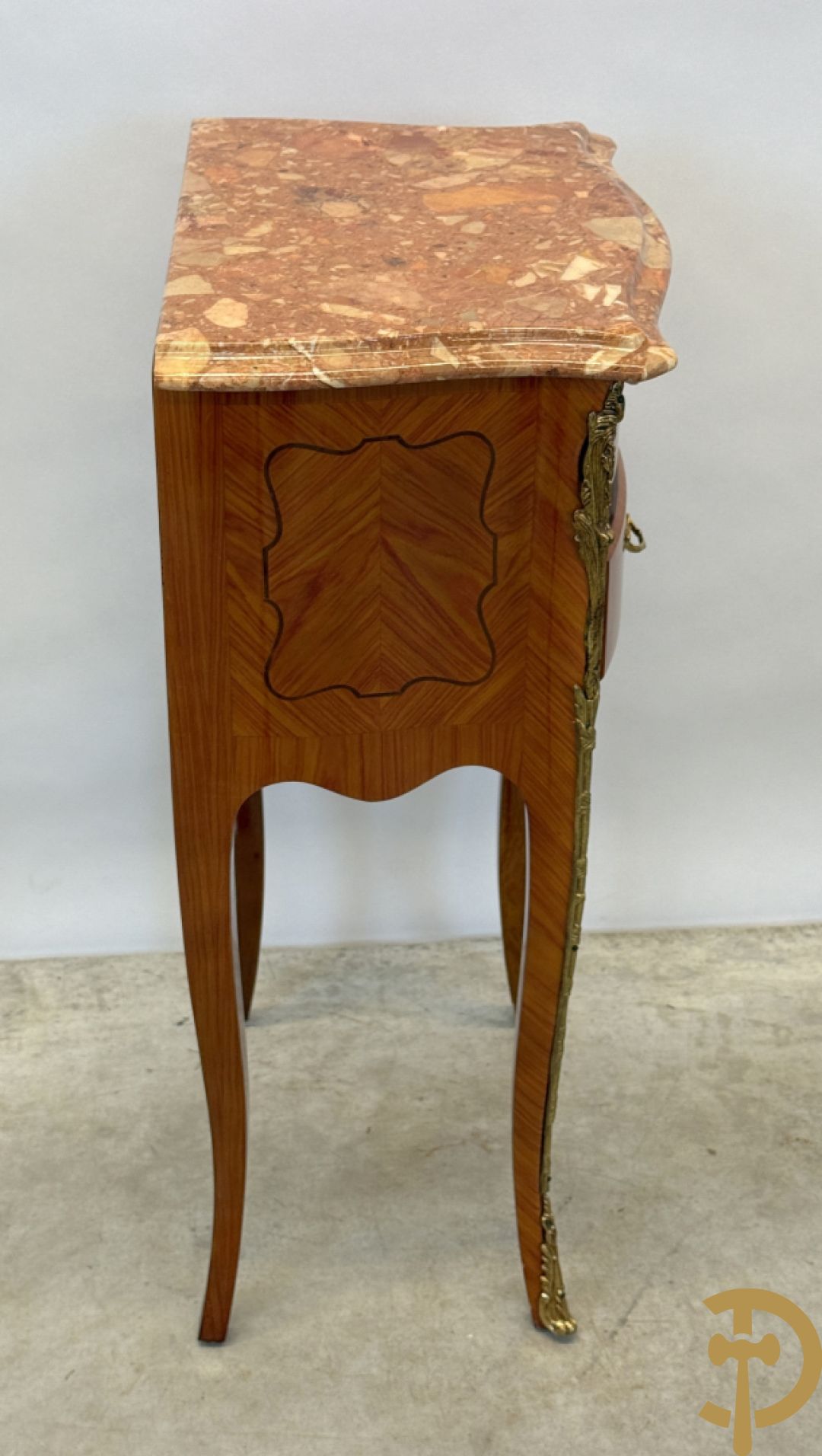 Paar notelaren Louis XV bijzetkastjes op hoge poten met 2 lades, bezet met bronzen ormamenten en marmeren blad