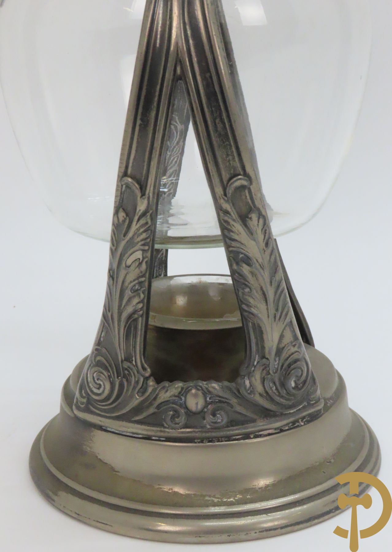 Twee decanteurs + olie- en azijnstel + 2 schenkkannen + twee-orig dekselpotje