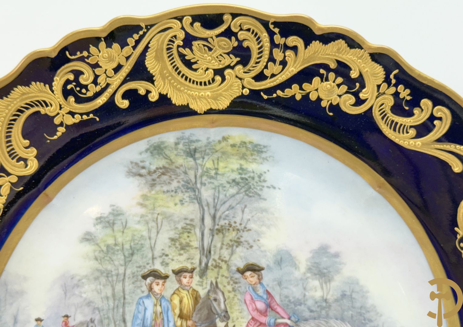 Paar porseleinen borden met ruitertafereel met vergulde omranding, getekend Rivière en Bourdier P., achteraan gemerkt met gekruiste pijlen