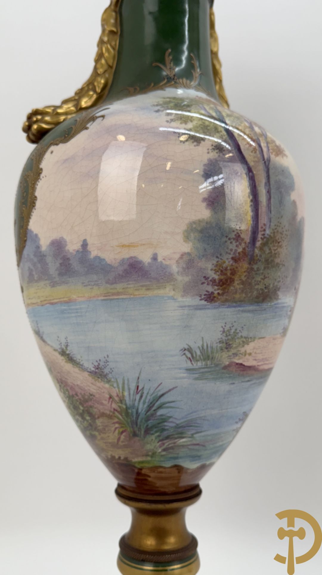 Porseleinen driedelige Sèvres cassolettes met decor van muciserende en dansende personages op groene fond, Aly getekend, gemerkt Sèvres