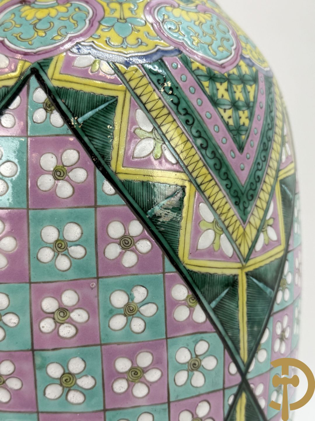 Chinese porseleinen vaas met ruitvormen en geometrische patronen, bovenaan met fo honden bezet