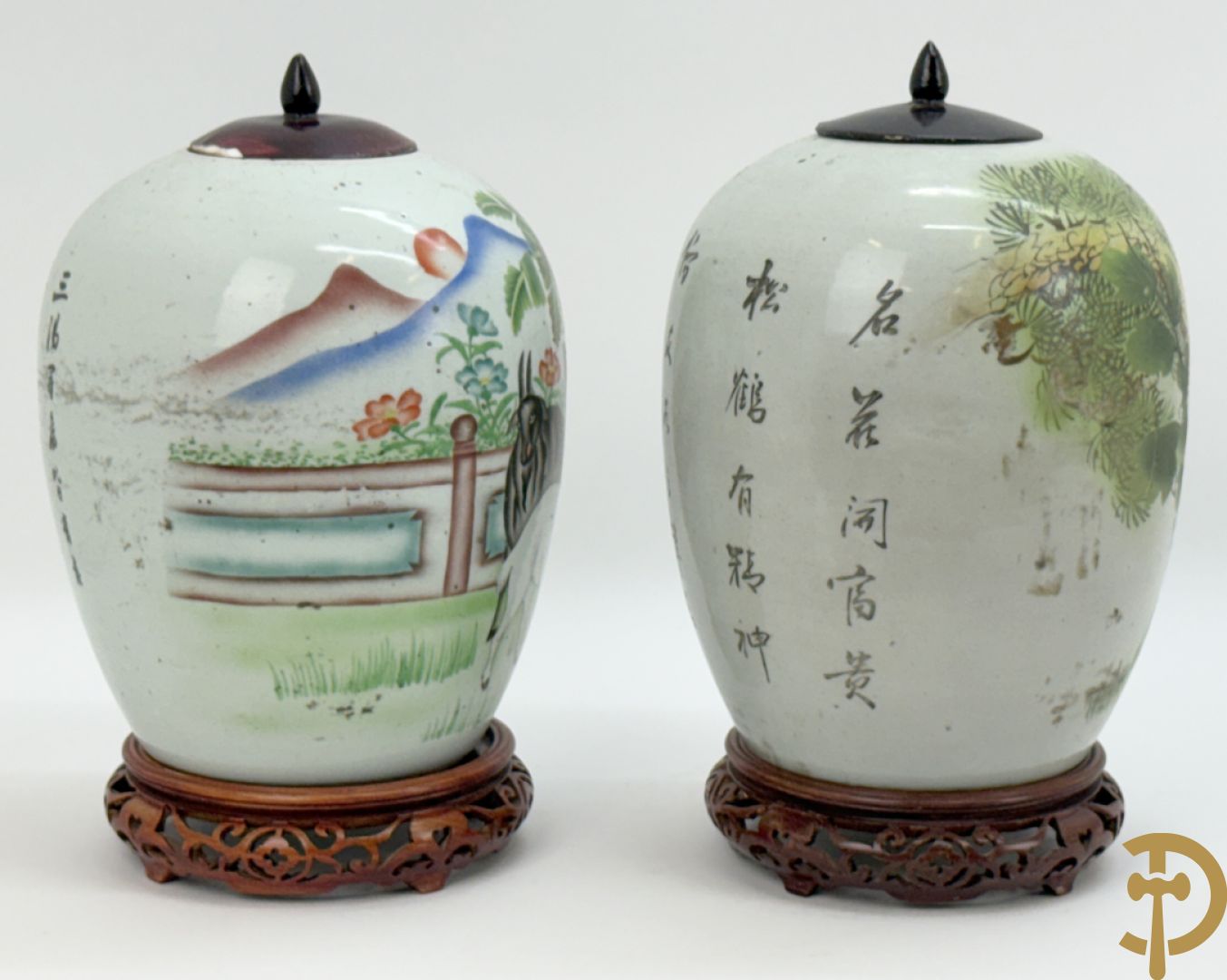 Twee Chinese porseleinen dekselpotiches met dieren- en bloemendecor