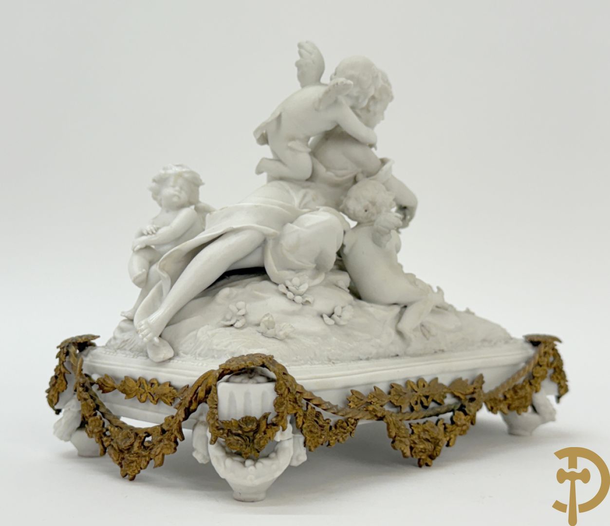 Biscuittafereel met dame met strik en 3 cupido