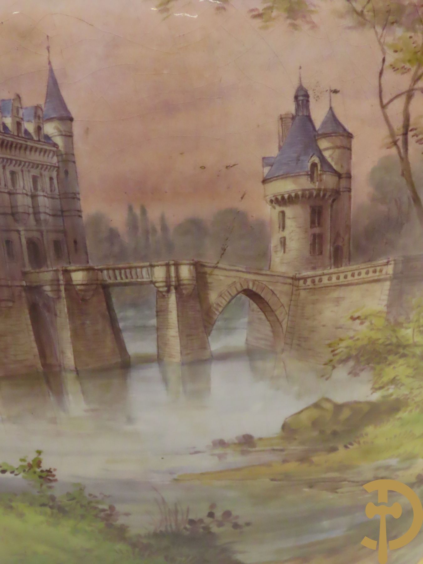 Grote porseleinen Sèvres vaas met dubbel decor van cavalerie, slagveldtaferelen en zicht op kasteel, DESPREZ H. getekend in het decor - bovenaan met verguld decor en zijdelings met bronzen oren en accanthusranken - deksel met Sèvres merkteken - op vierkante bronzen sokkel met klauwepoten