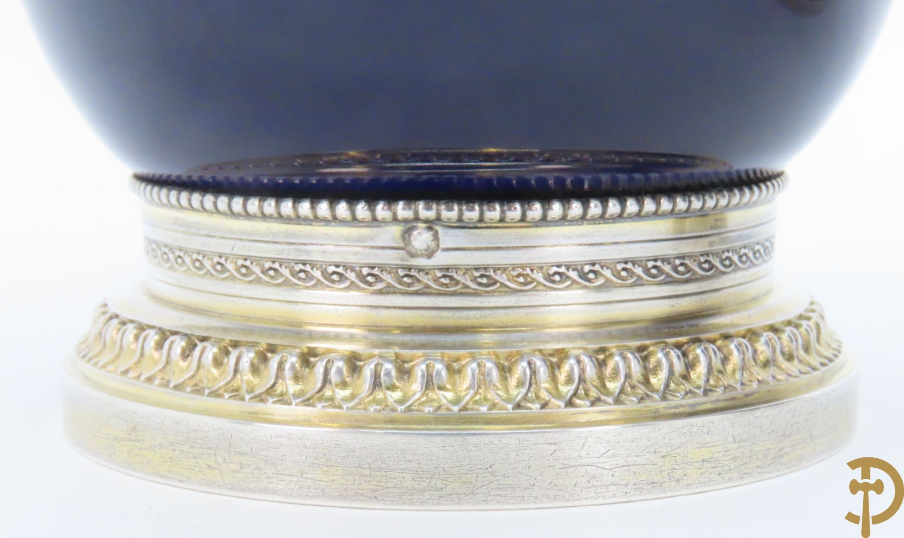 Paar Franse blauwe porseleinen vaasjes met massief zilveren hals en voet, Risler & Carre Paris gemerkt en gesigneerd R & C in ruitvorm