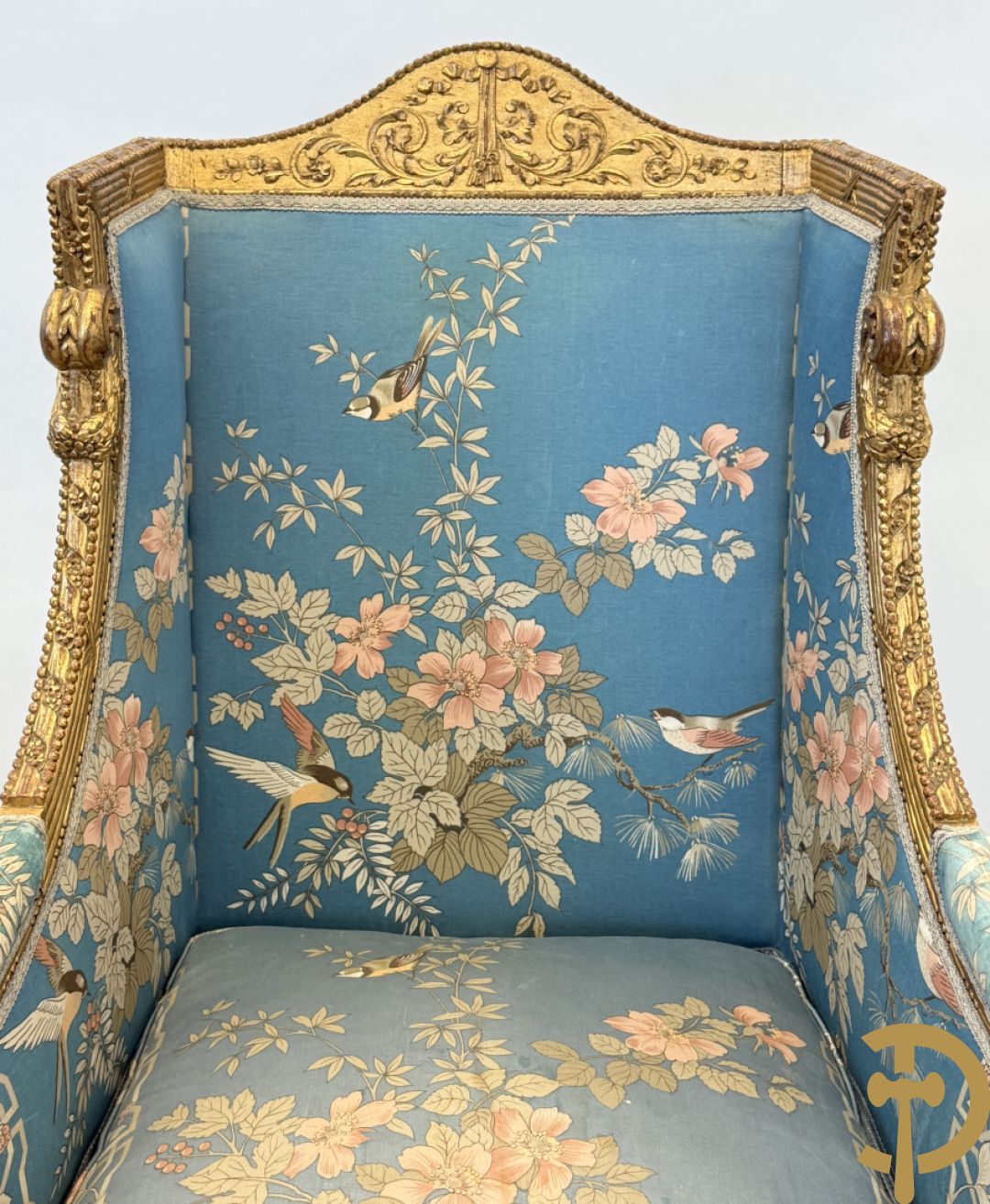 Twee vergulde bergères met gesculpteerde accanthusranken en guirlandes