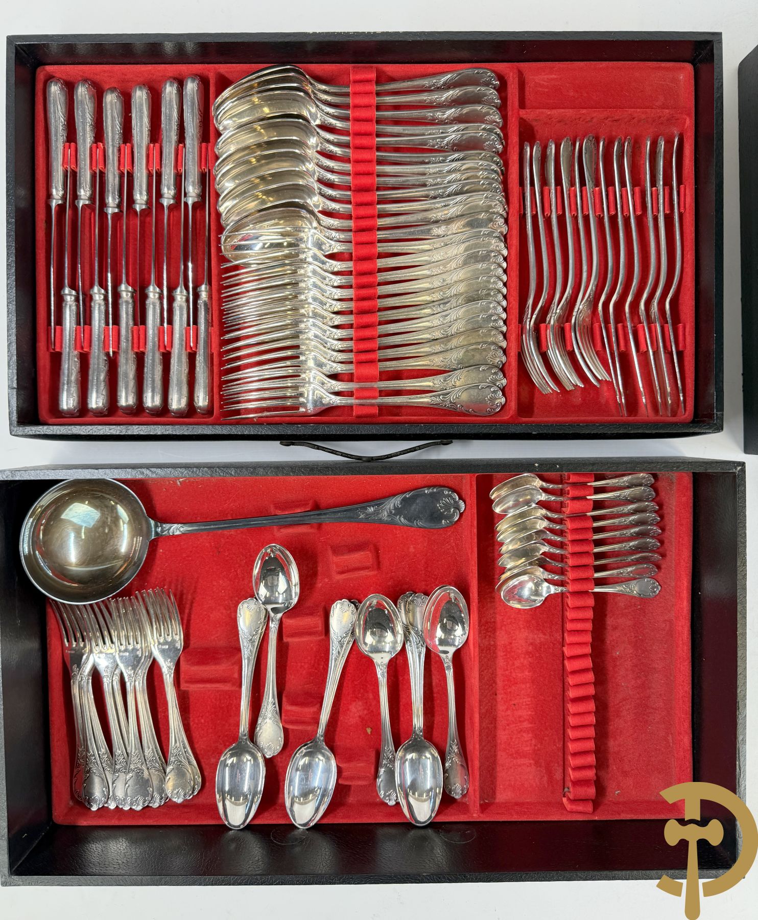 Verzilverd bestek Christoffle, model Marly bestaande uit 12 messen, 12 vorken, 12 lepels, 12 dessertvorken en 12 dessertlepels, 6 visvorken en 6 vismessen, 9 koffielepels en pollepel in schrijn