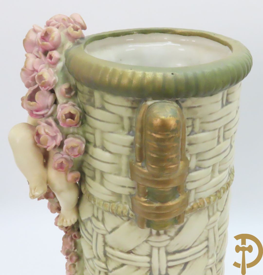 Paar meerkleurige faience vazen,  Austria gemerkt, met cupido