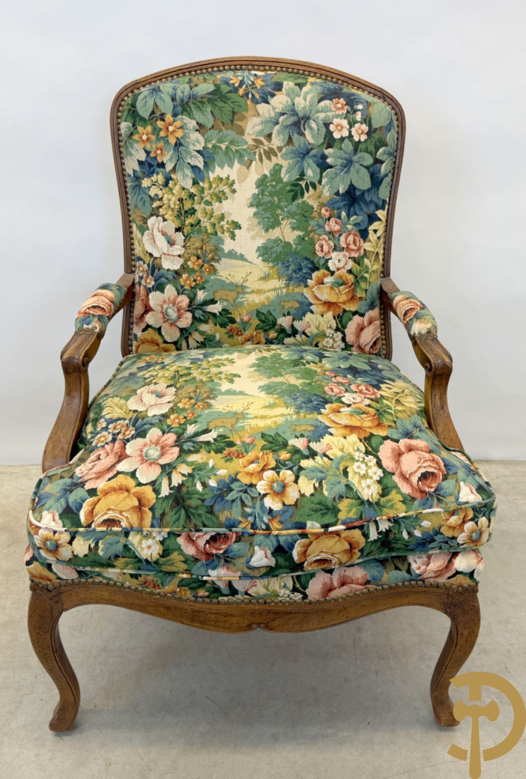 Vier notelaren armzetels bekleed met bloemenstof, met gezwaaide armleuningen op voluutvormige poten + bijhorend voetbankje