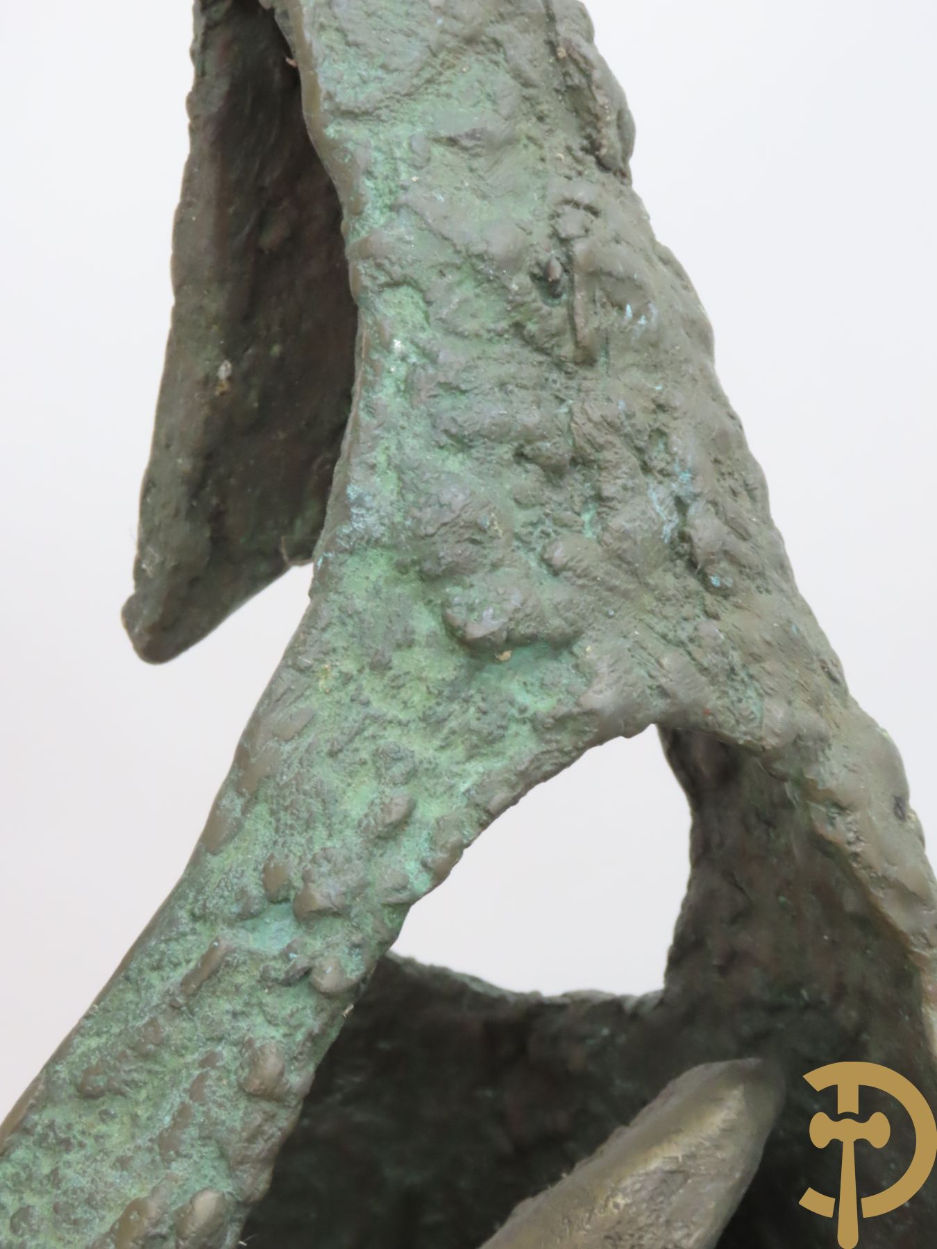 LAMPENS Mark getekend op arduinene sokkel - Kegelvormige bronssculptuur met grillig rolwerk