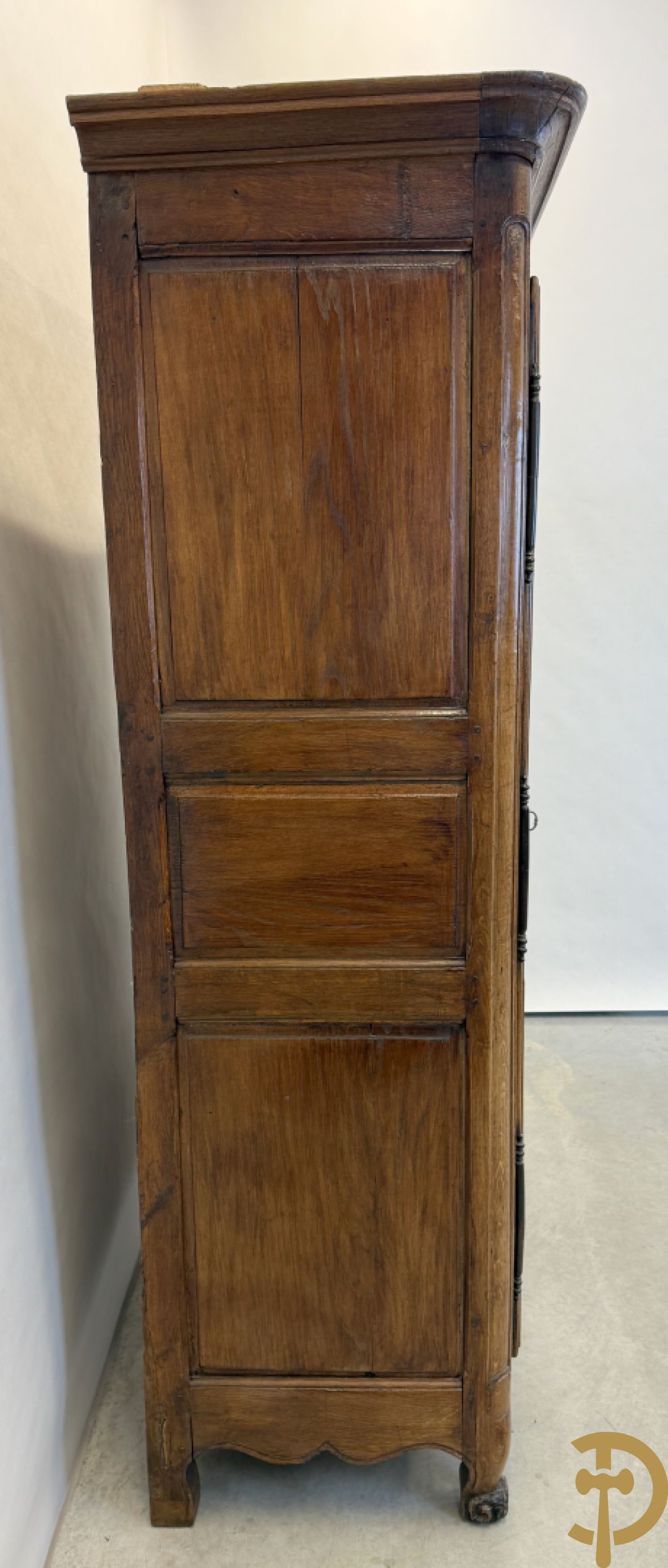 Massief eiken tweedeurskast met gezwaaide deuren op voluutvormige poten