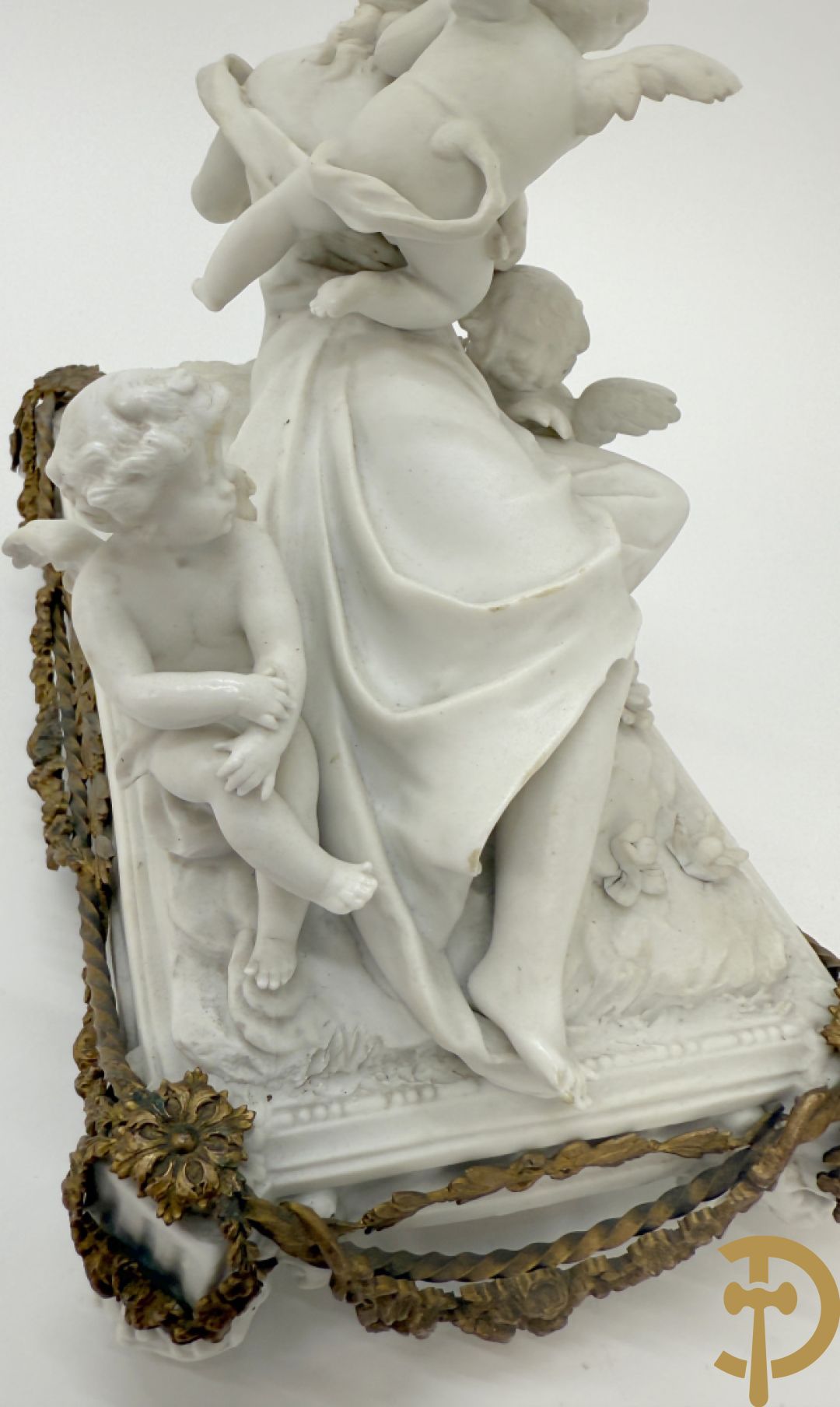 Biscuittafereel met dame met strik en 3 cupido