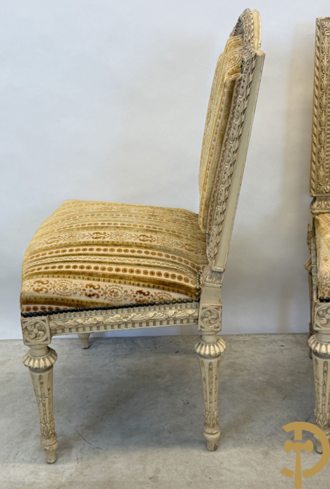 Gemonochromeerd salonensemble met gesculpteerde bladranken bestaande uit canapé, 2 armzetels en 3 stoelen