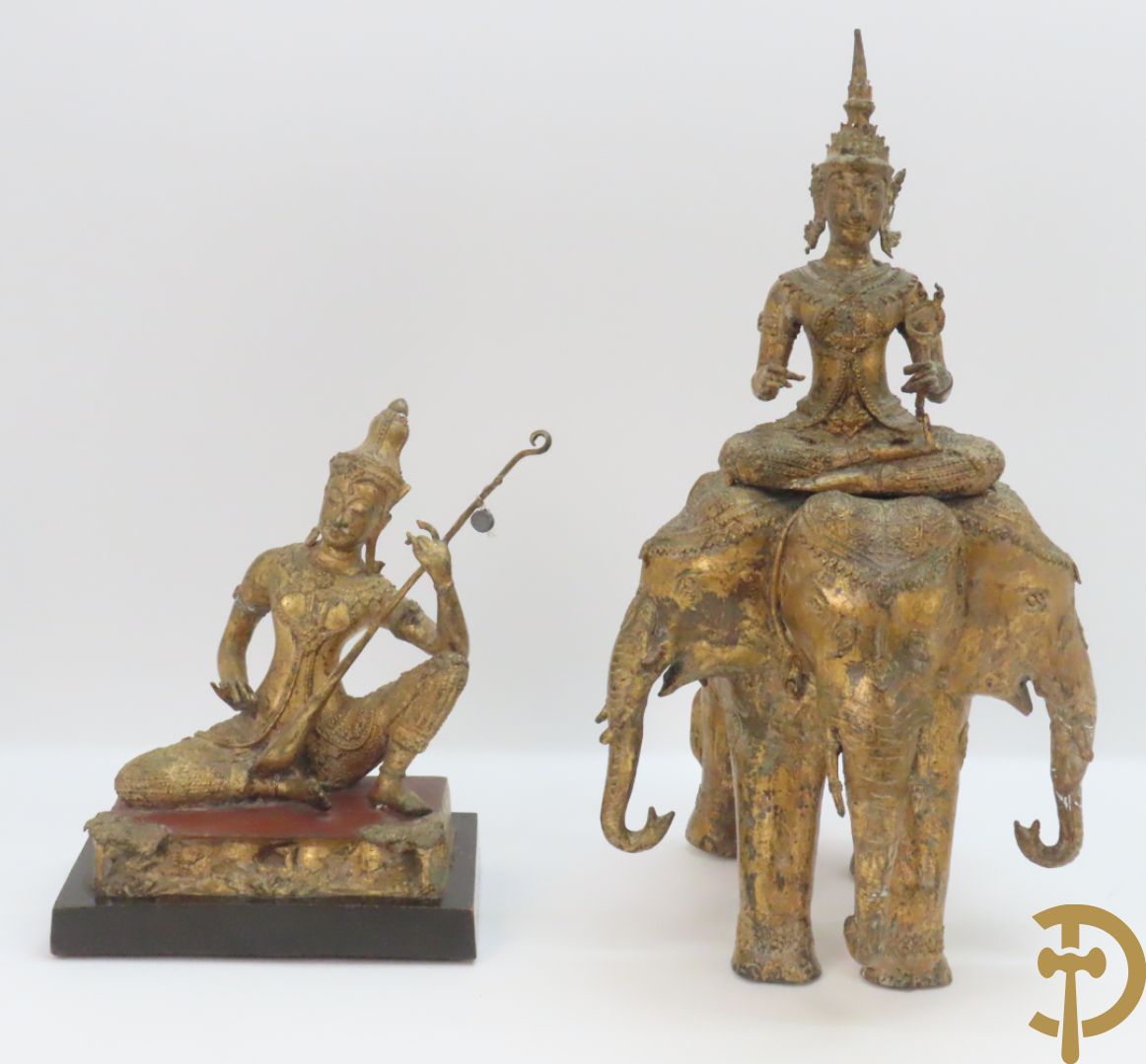 Orientaalse kopersculptuur van driekoppige olifant met boedhisatsvat + koperen boedhistische figuur met snaarinstrument