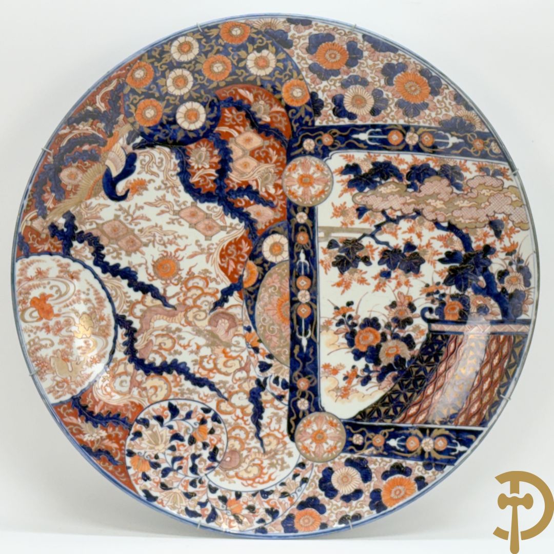Grote Japanse Imari schotel met decor van draken, vissen en bloemen