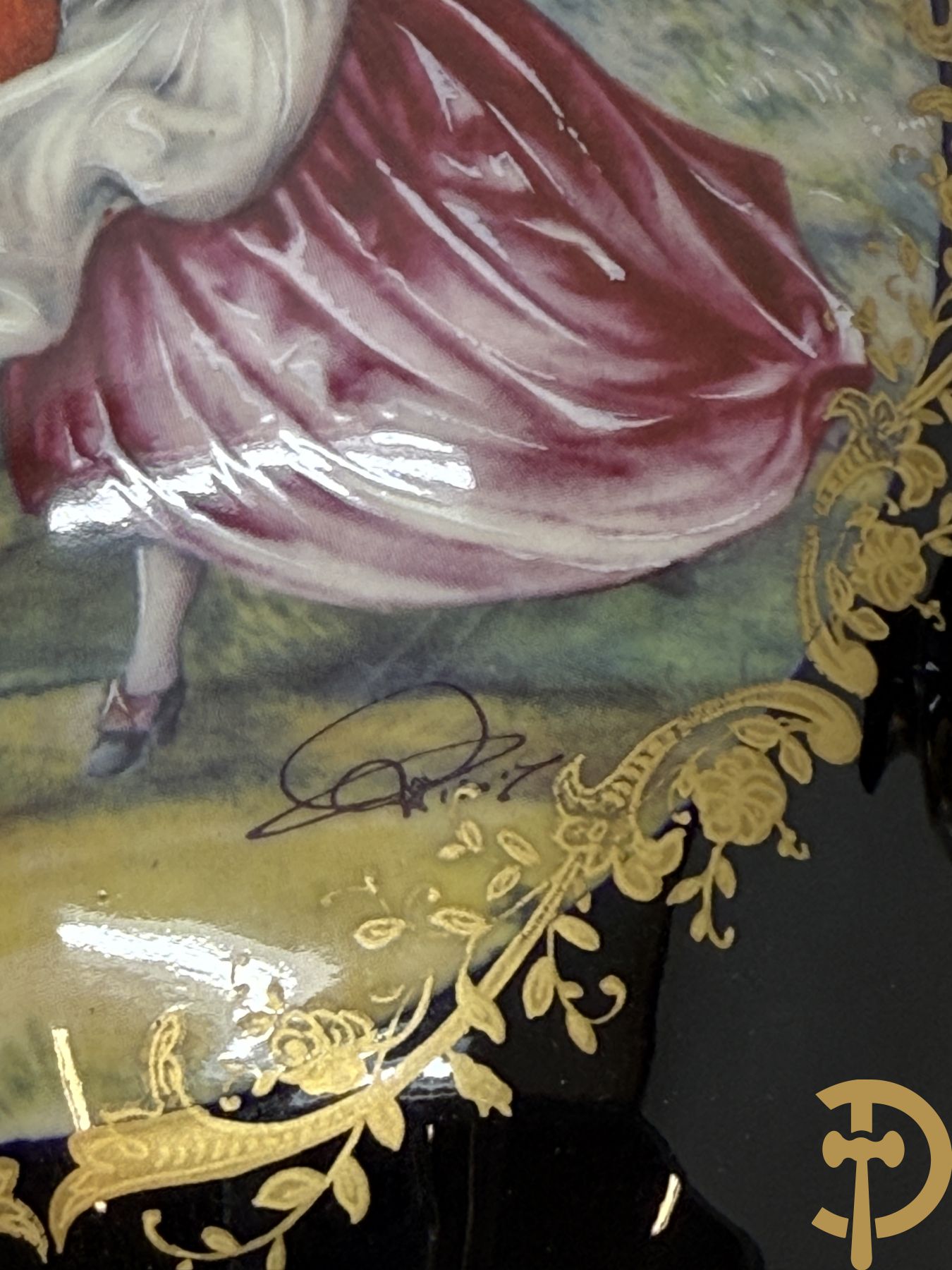 Paar kobaltblauwe porseleinen vazen met romantisch decor op koperen voet, ACF gemerkt