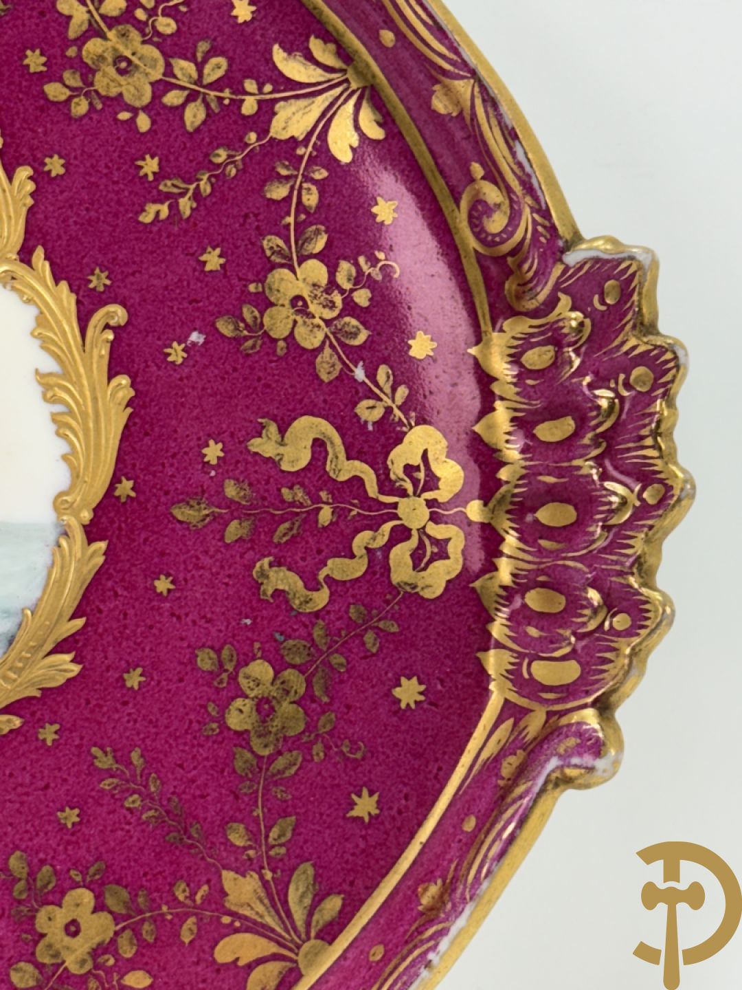 Porseleinen sierbord met decor van cupido