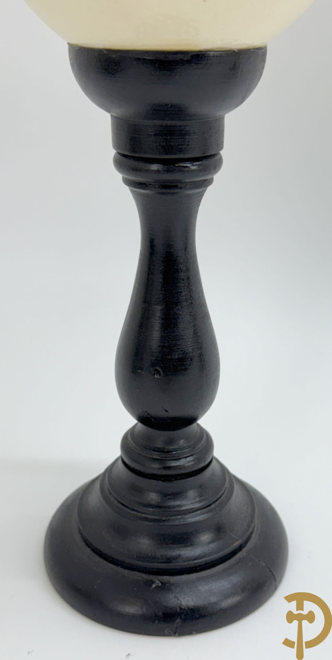 Vijf struisvogeleieren op zwart houten statief