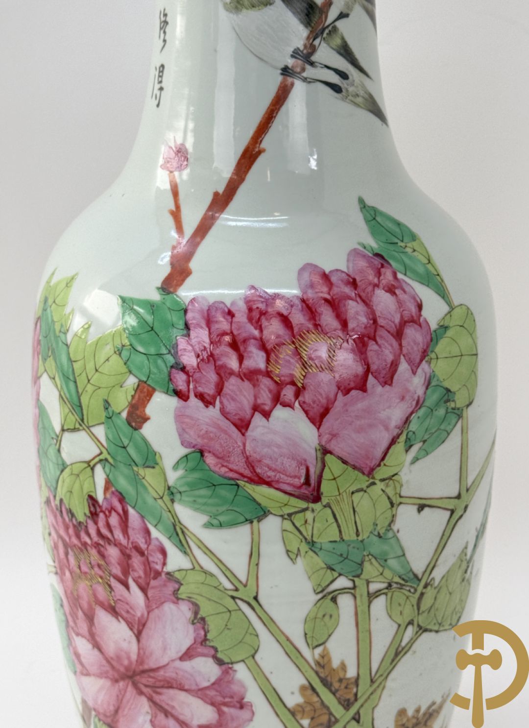 Paar Chinese porseleinen vazen met bloemen- en vogeldecor, achteraan getekend