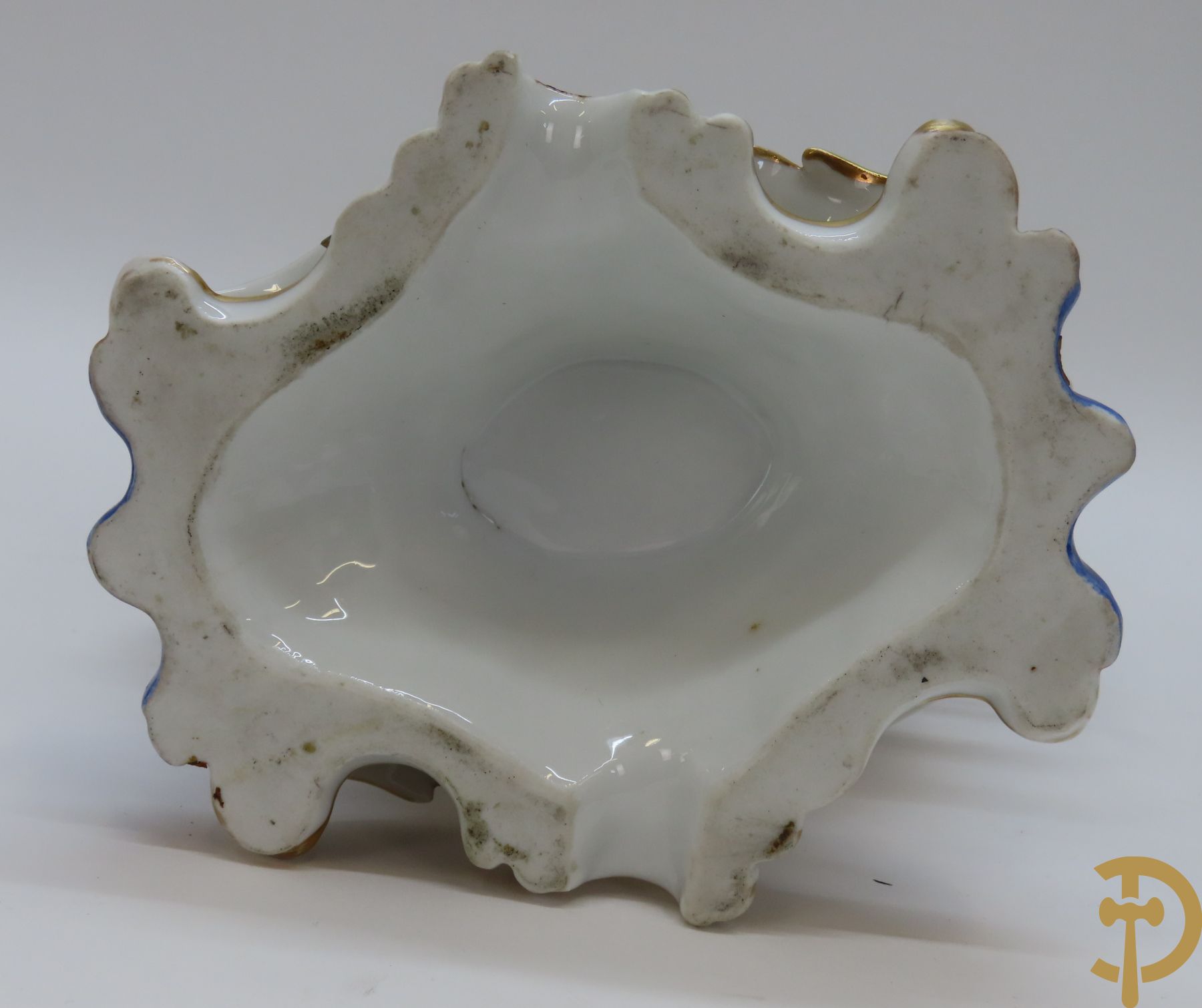 Porseleinen Franse cornetvaas geajoureerd met bloemenmotief, Vieux Paris + Vieux Paris coupe + porseleinen coupe met bloemenmotieven bezet