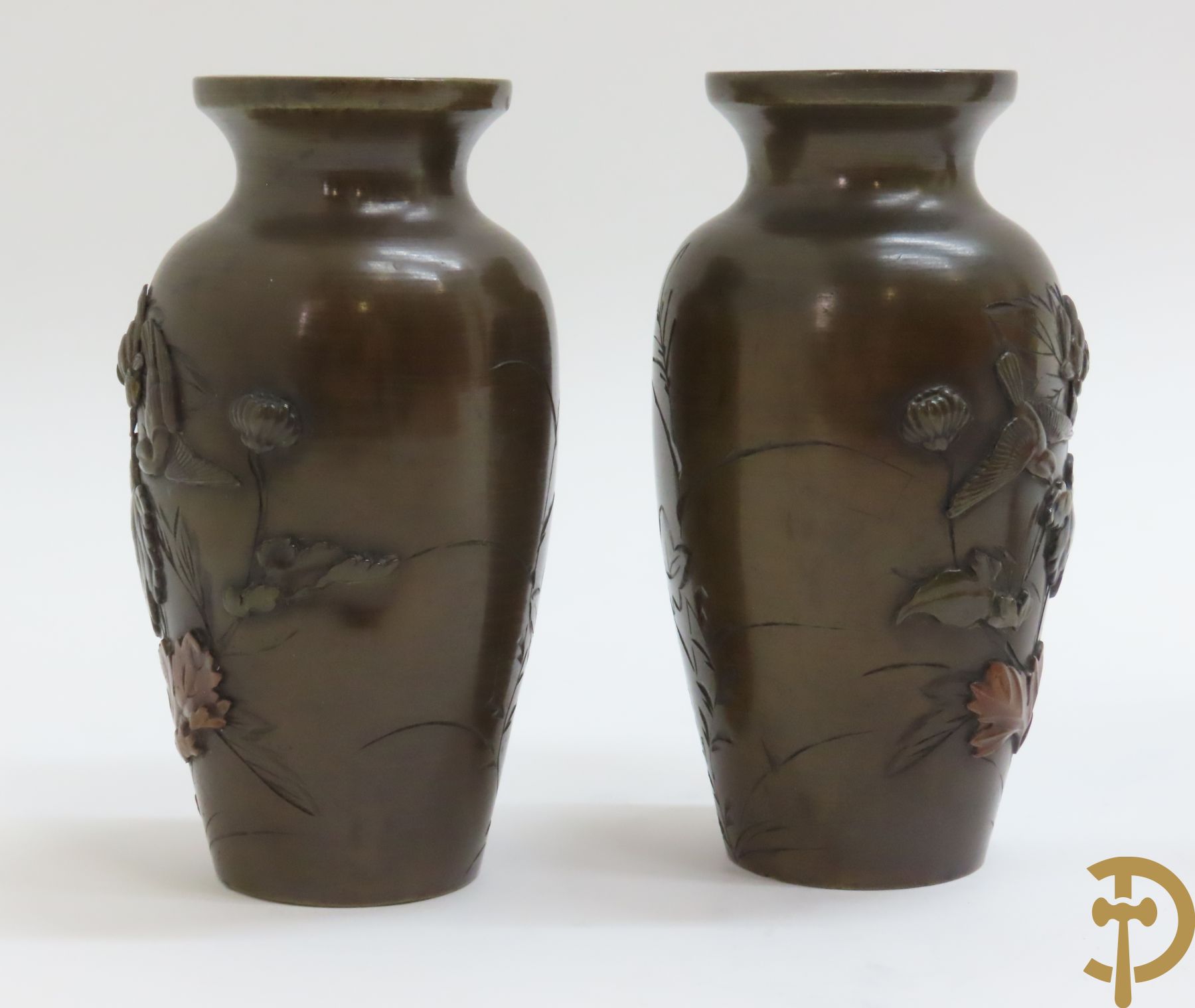 Twee paar bronzen Japanse vaasjes met bloemendecor + ander bronzen vaasje + bronzen schaaltje