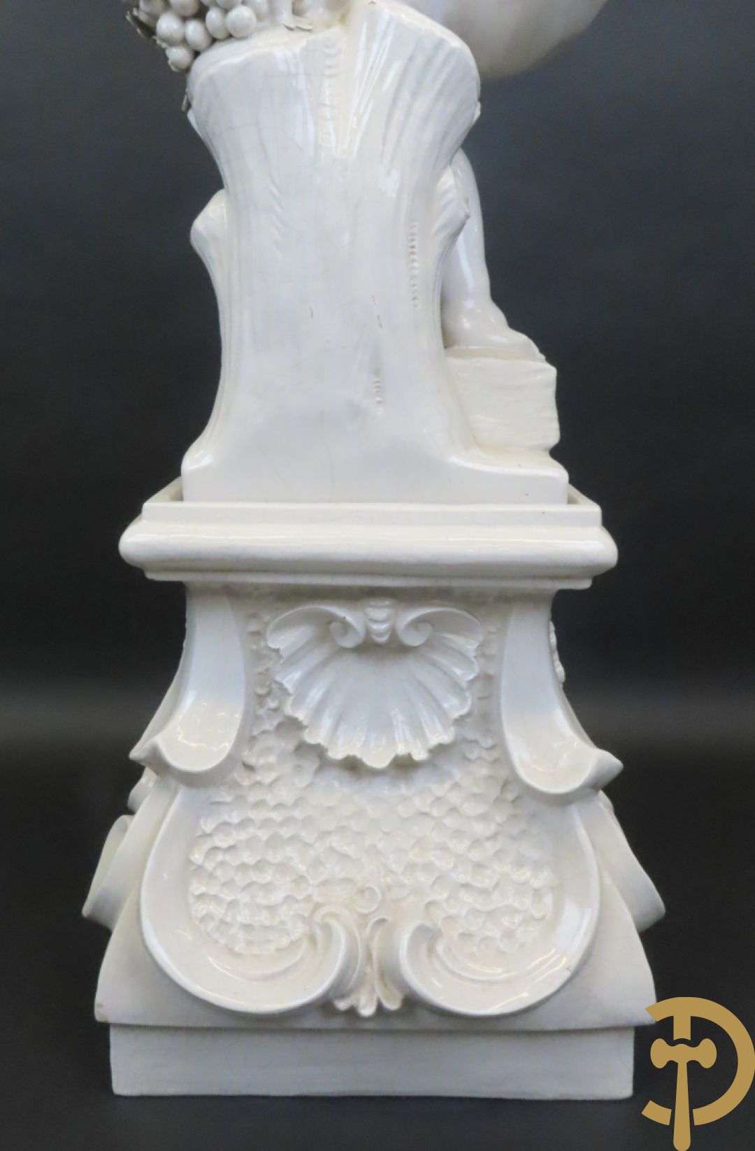 Engel met druiventrossen in Italiaanse majolica op sokkel