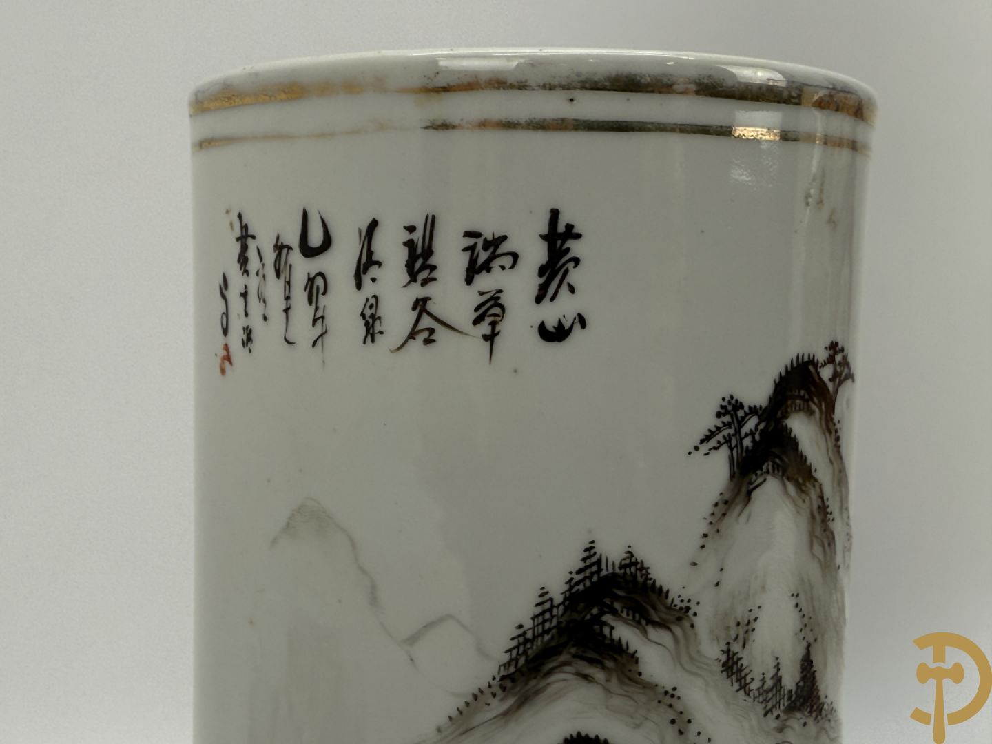 Chinees porseleinen vaasje met wijsgerendecor + Chinese porseleinen rolvaas met decor van ezel in berglandschap