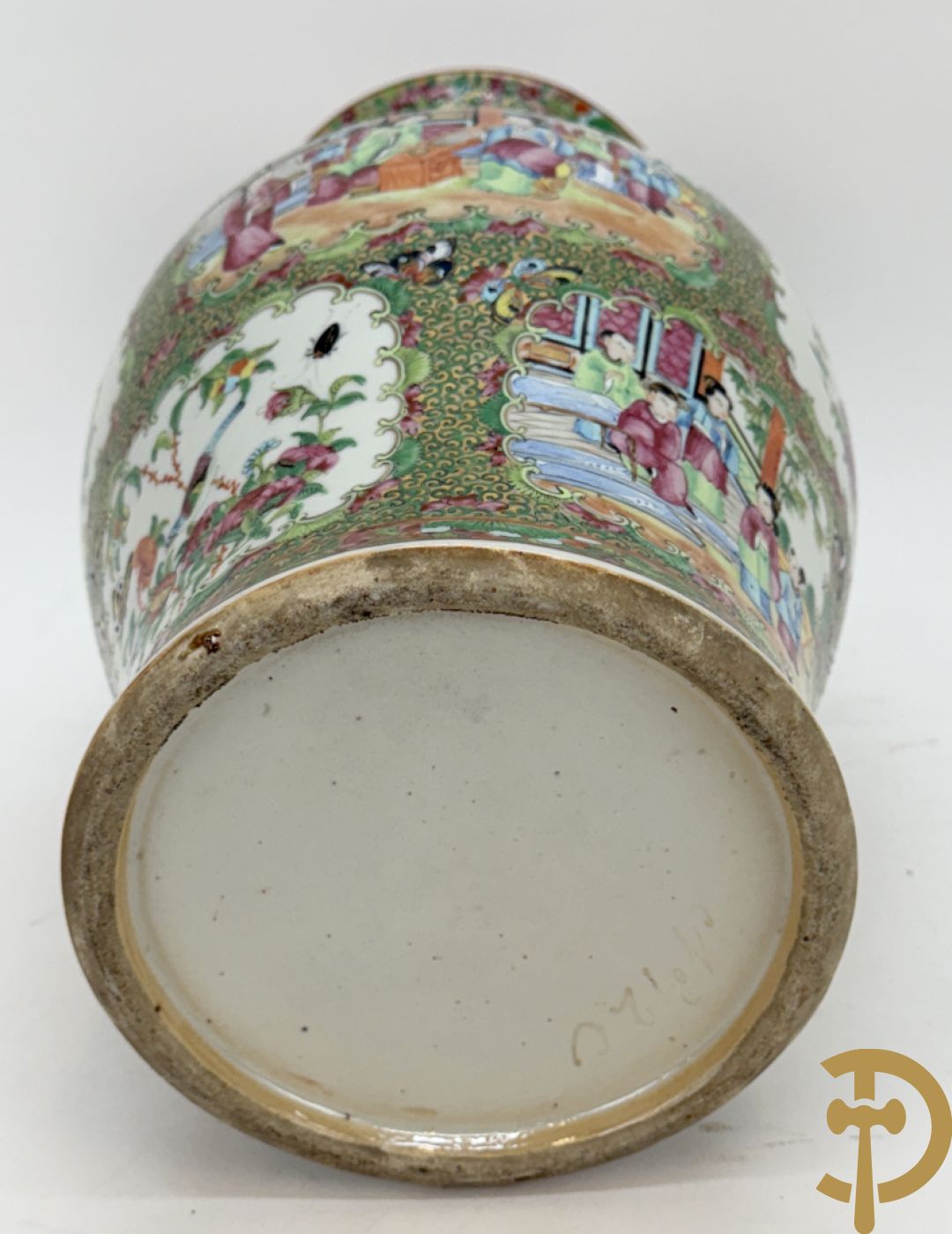 Chinese porseleinen Kantonvaas met geanimeerde taferelen, bloemen, vogel en vlinderdecor