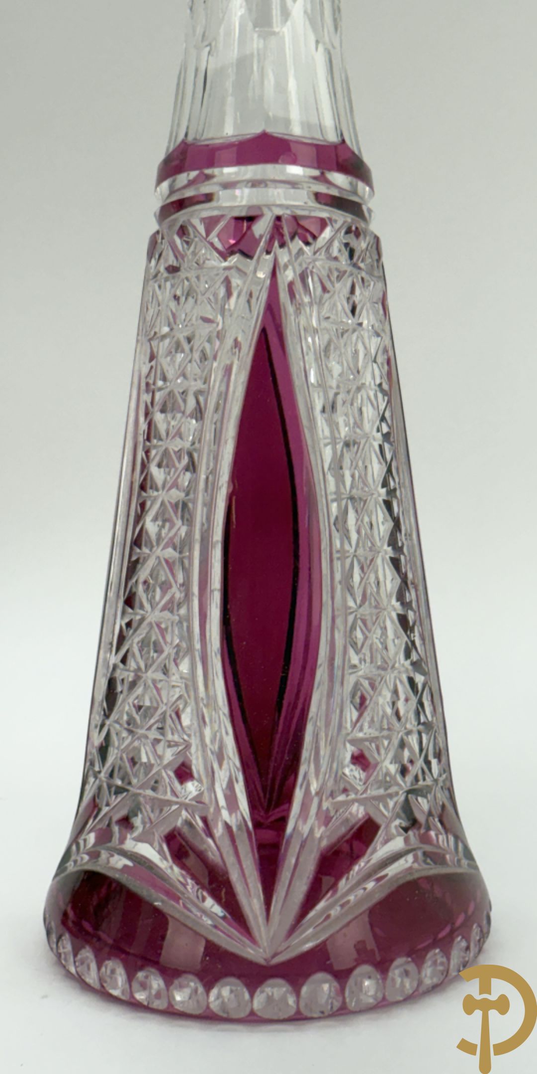 Paarse en rood gekleurde kristallen karaf Val-Saint-Lambert + 2 Boheemse karaffen + verzilverde decanteur met Louis XV motieven