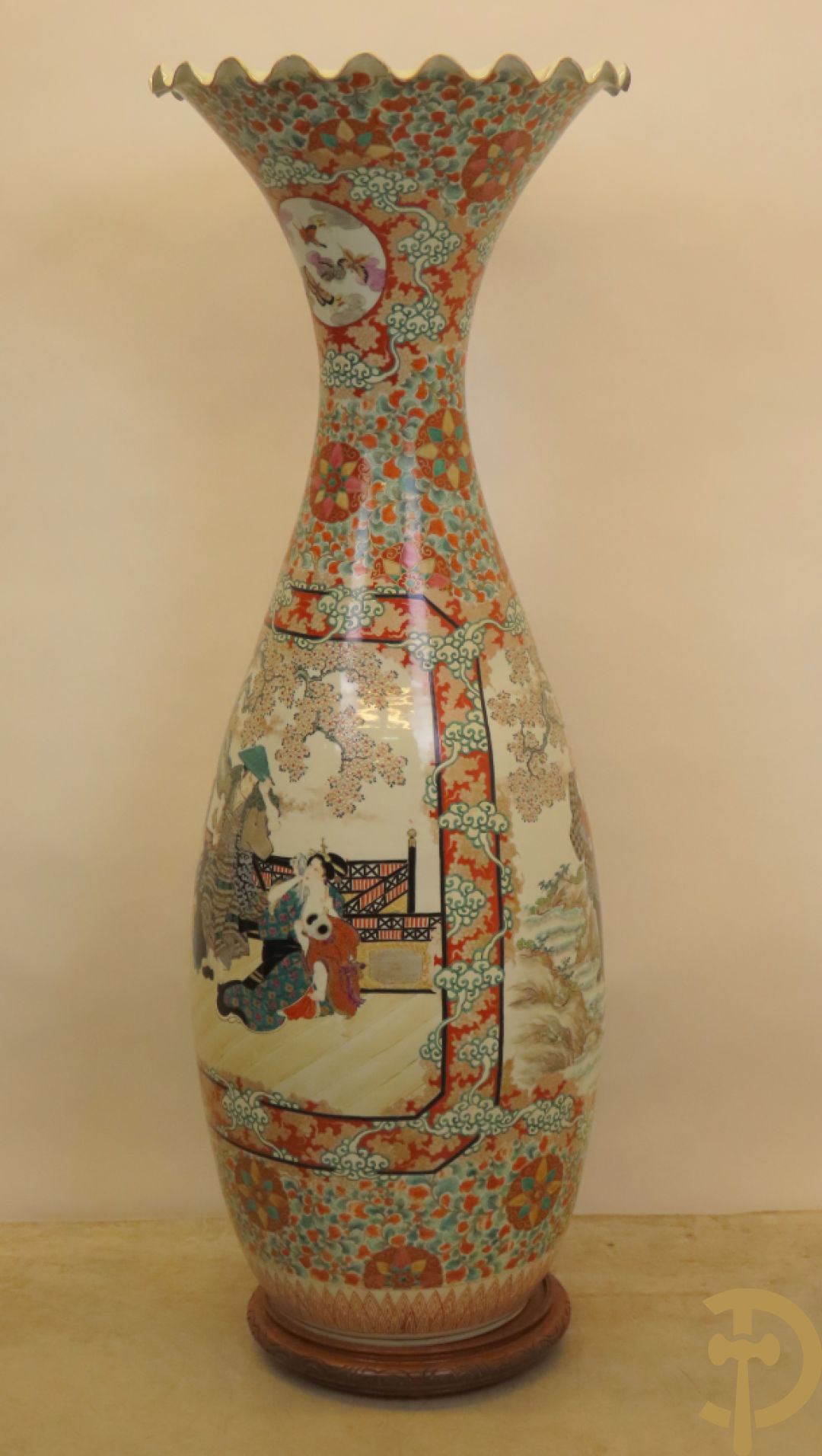 Japanse porseleinen waaiervaas met decor van geisha en krijger, bovenaan met florale motieven