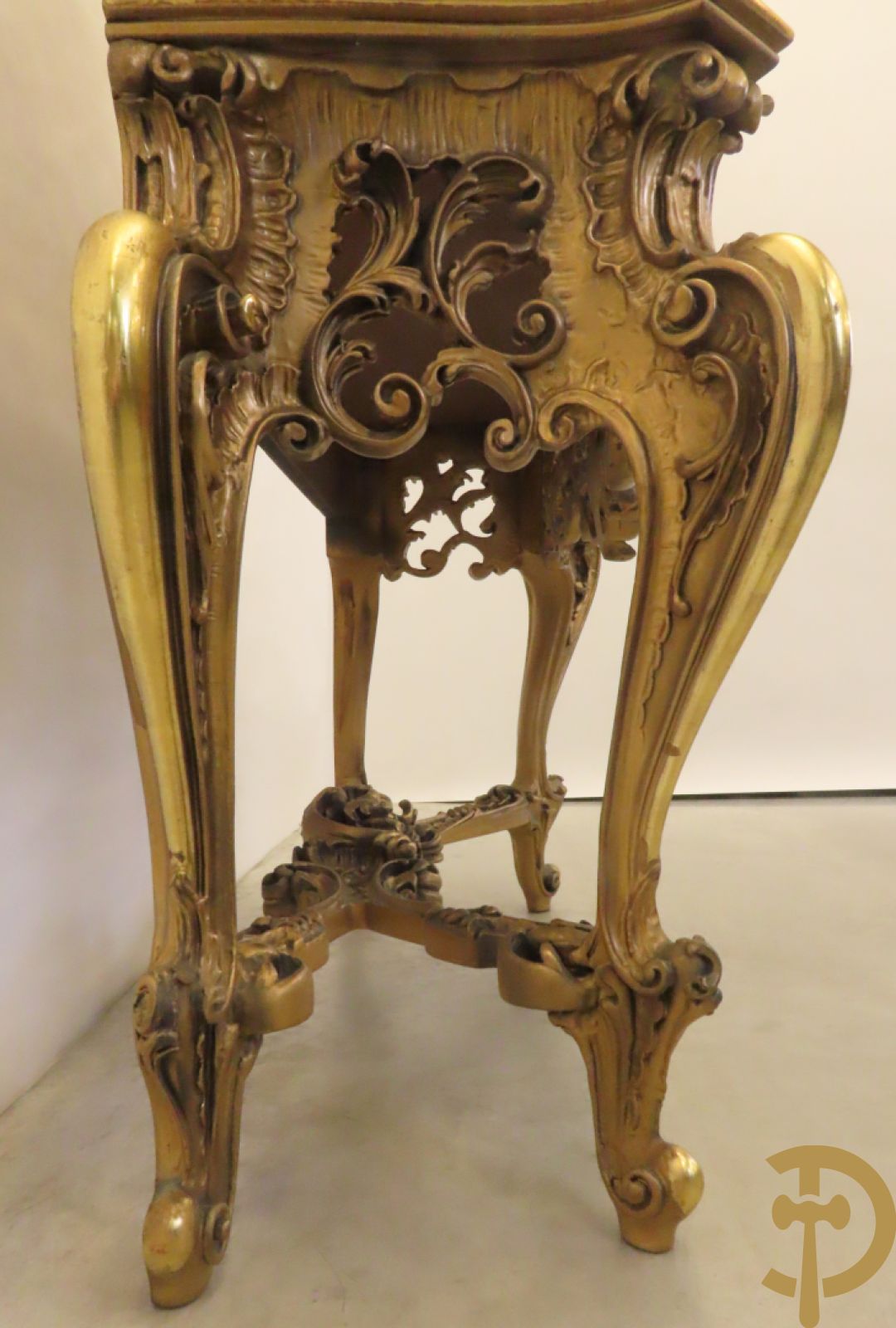 Uitzonderlijke vergulde bar met accanthusranken en bloemenmotieven op voluutvormige poten