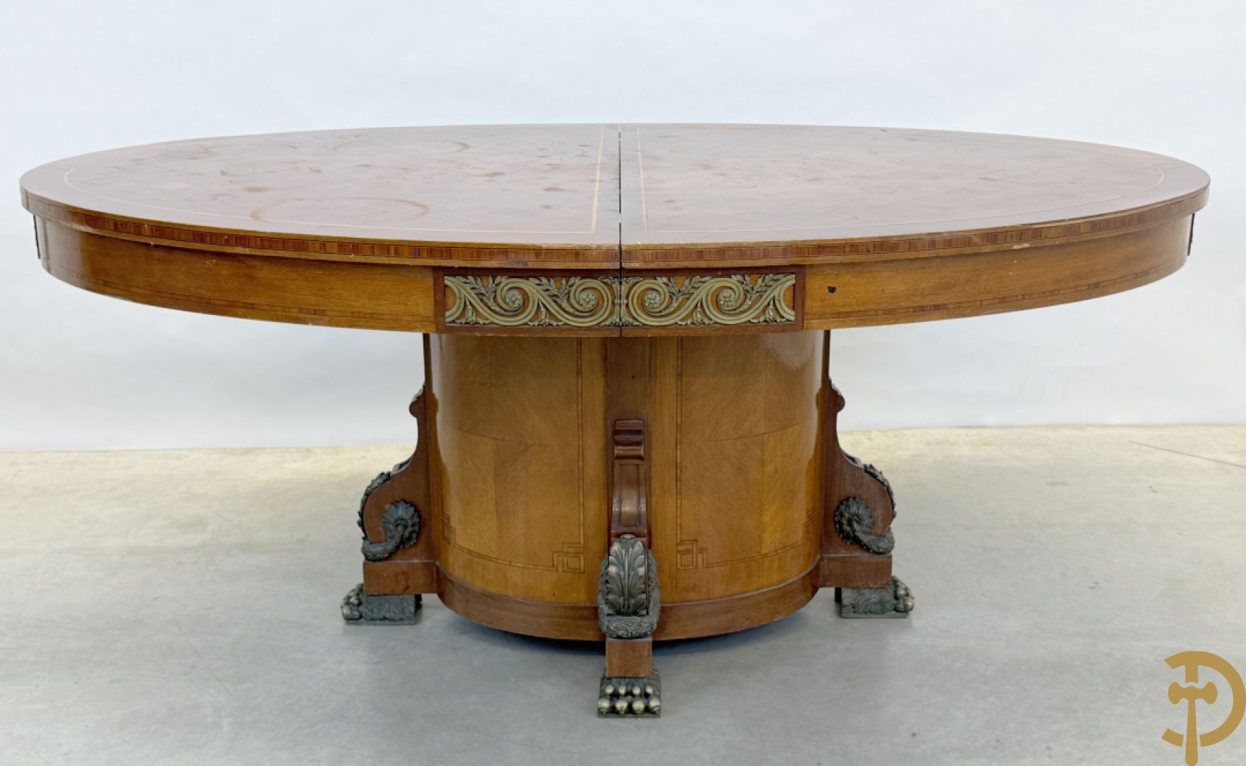 Ovale geparketteerde notelaren tafel bezet met bronzen ornamenten, Art deco Decoene