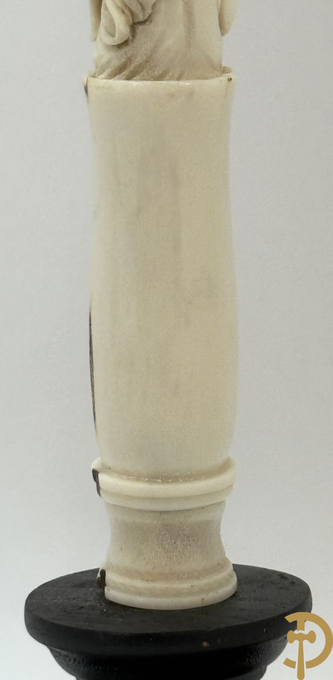 Twee handgesculpteerde hertegeweien in de vorm van een doodskop onder globe