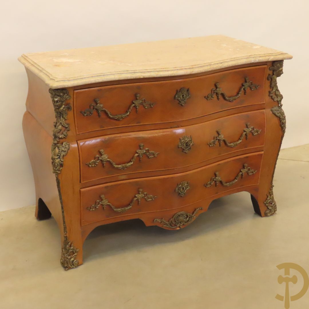 Notelaren gebombeerde drieladencommode met bronsbeslag en mazarinkoppen opzij - bovenaan met marmeren blad
