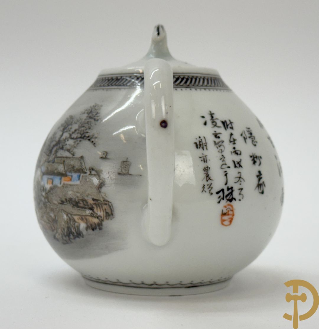 Chinees porseleinen theekannetje met landschapsdecor, vooraan en achteraan Chinese tekens, Republieks periode + kleine Kanton theekan